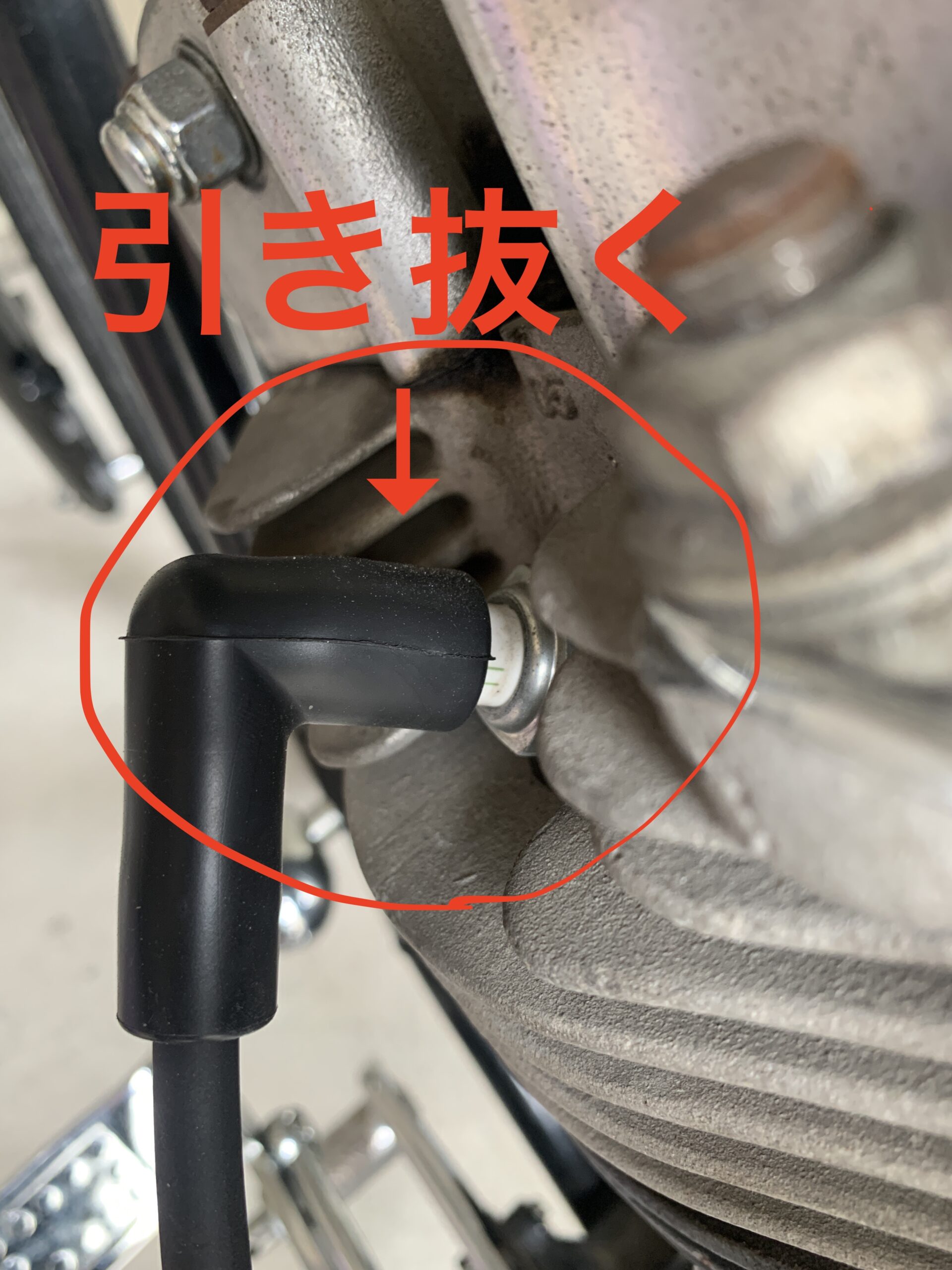 ショベルヘッドのフロント側プラグキャップを装着した様子