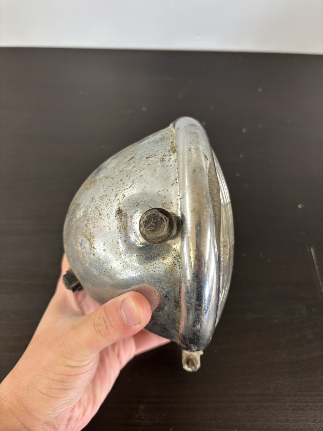 ベイツKD869ヘッドライトを右側から撮影した画像