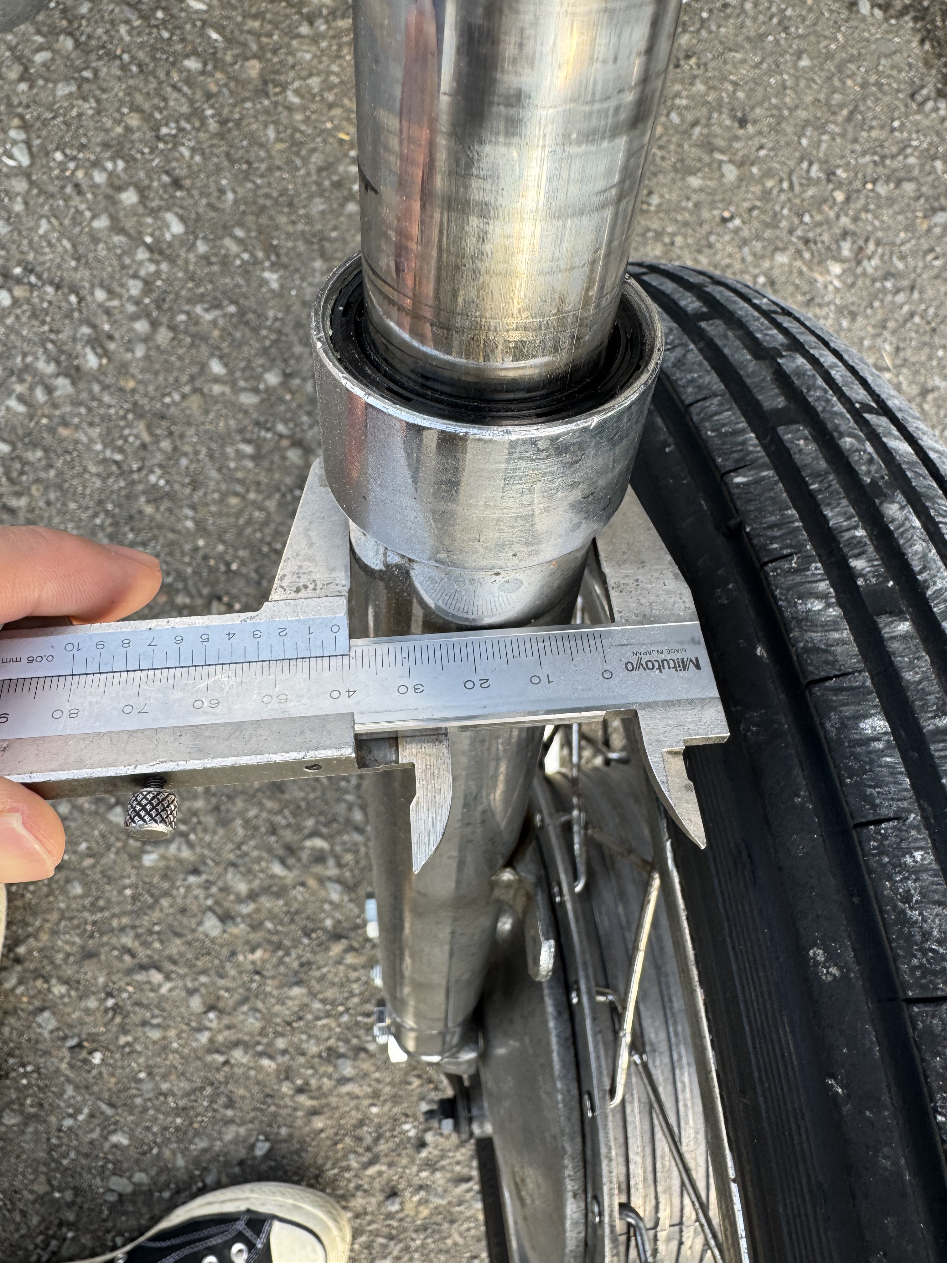 アウターチューブの外径をノギスで測定している画像(実測41mm)