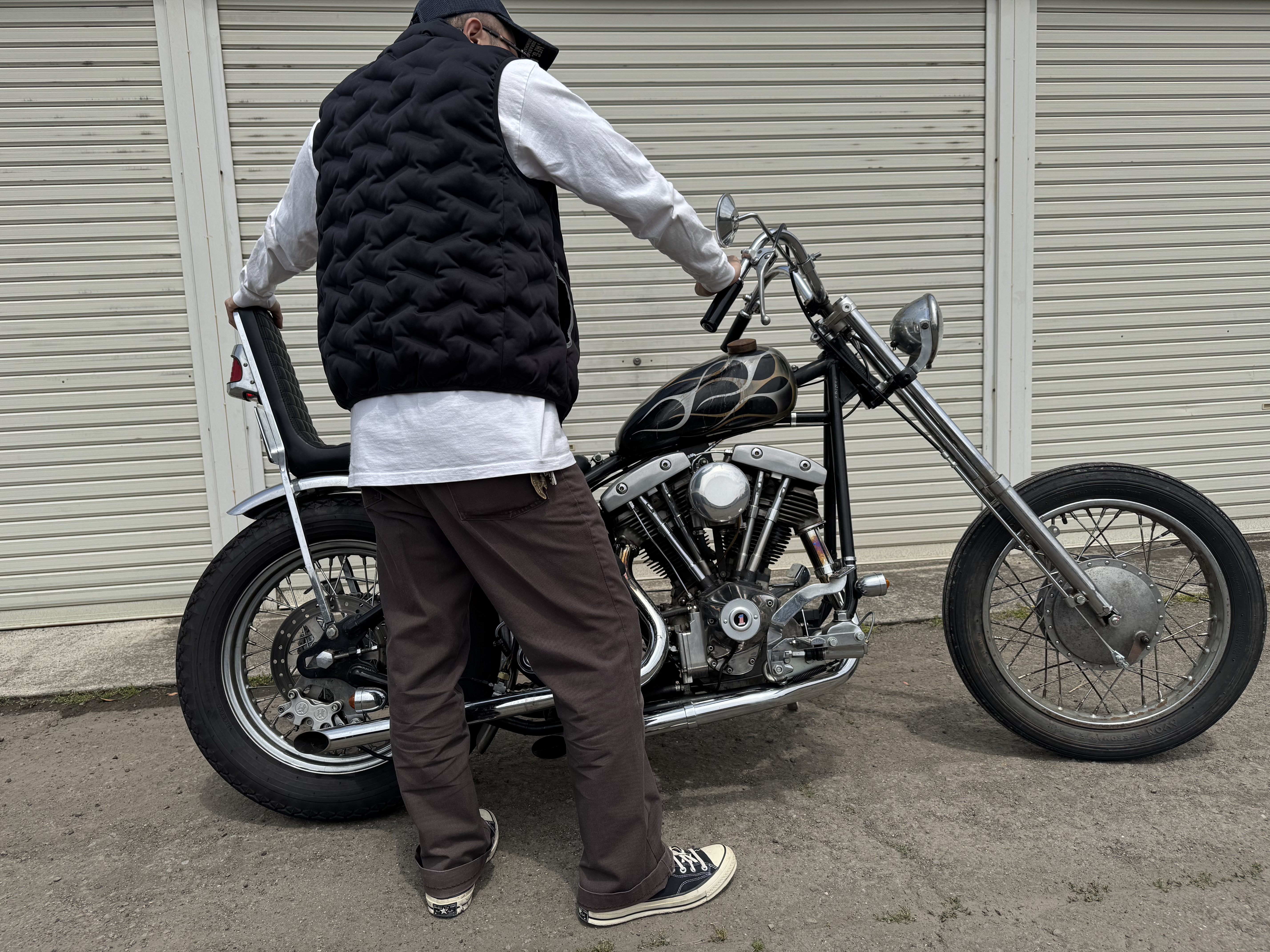 レッドキャップPT50コーディネートとショベルヘッドのツーショット|バイカースタイル