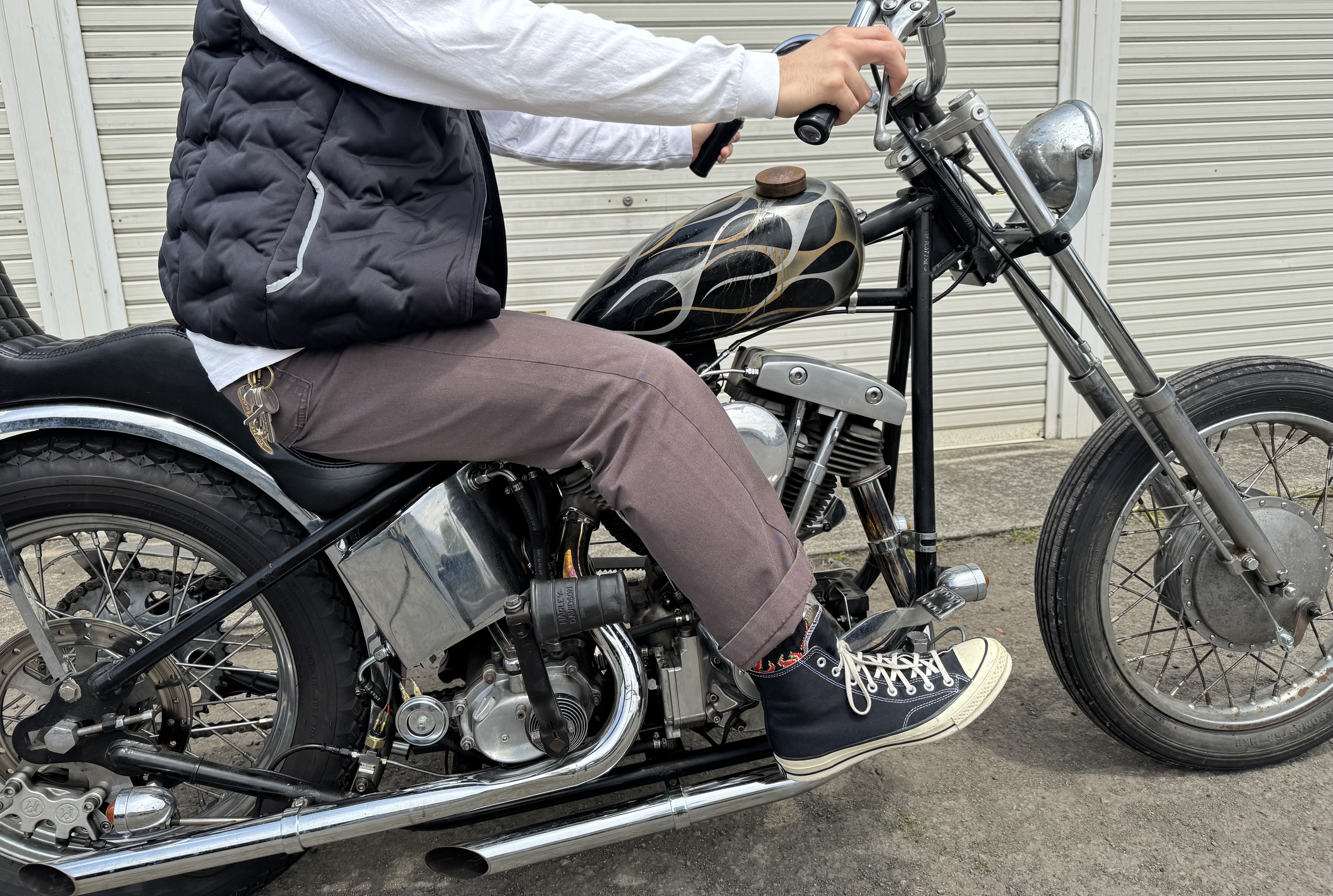 レッドキャップPT50をロールアップしショベルヘッドに乗車するバイカースタイル