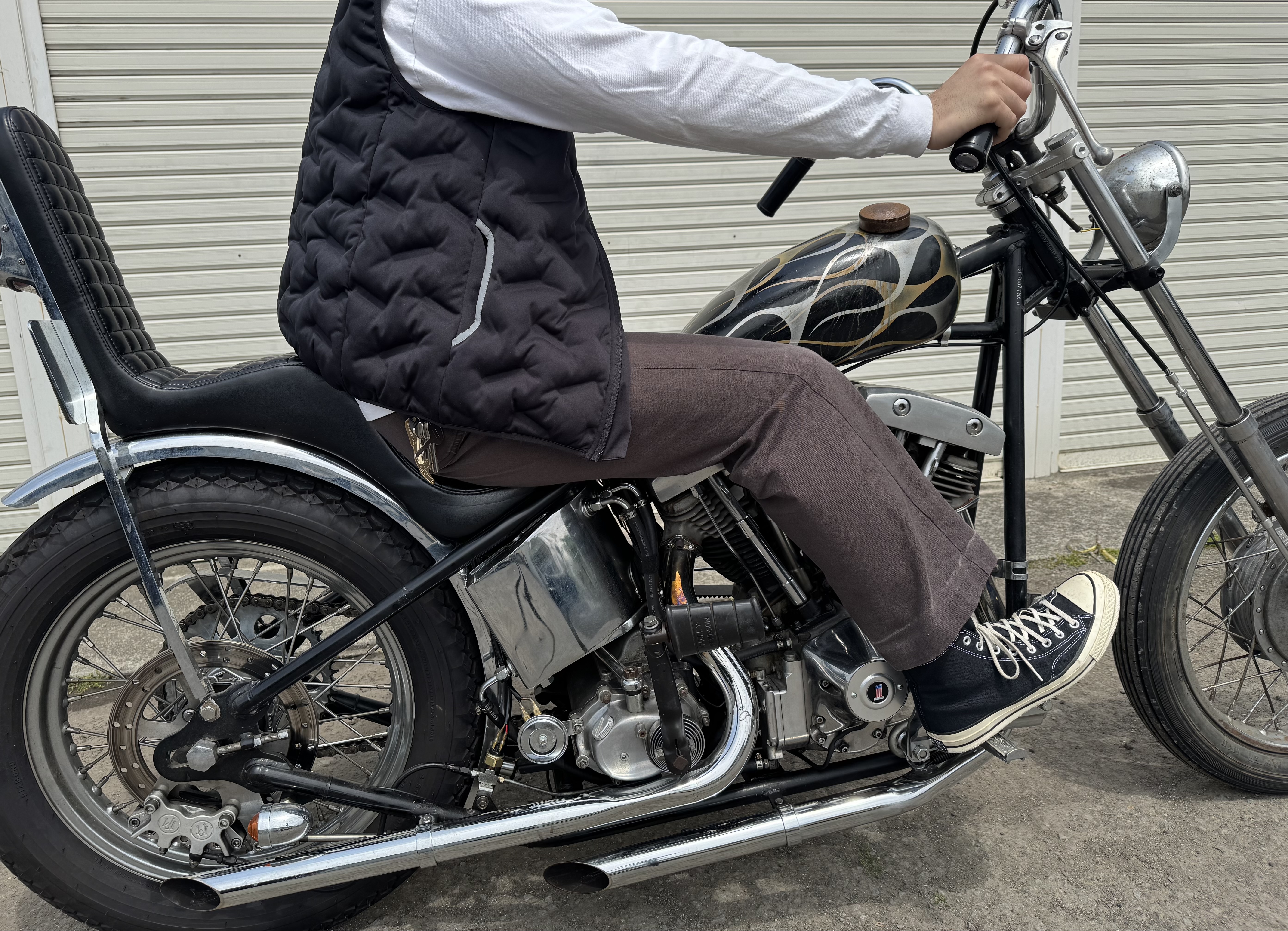 レッドキャップPT50を穿きショベルヘッドに乗車するノンロールアップスタイル