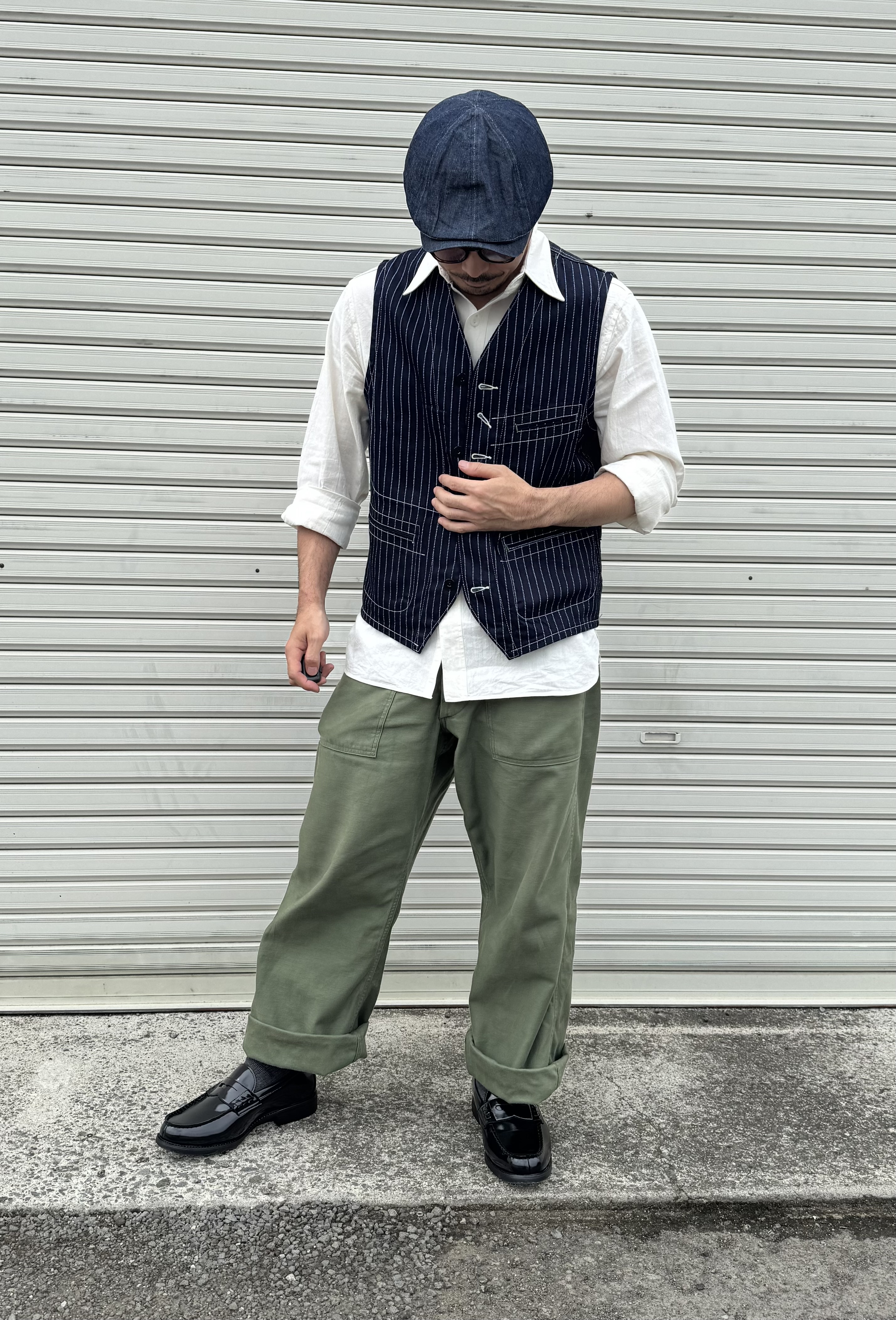 生成りのシャンブレーシャツとウォバッシュデニムベストにベイカーパンツを合わせたワークトラッドコーデ