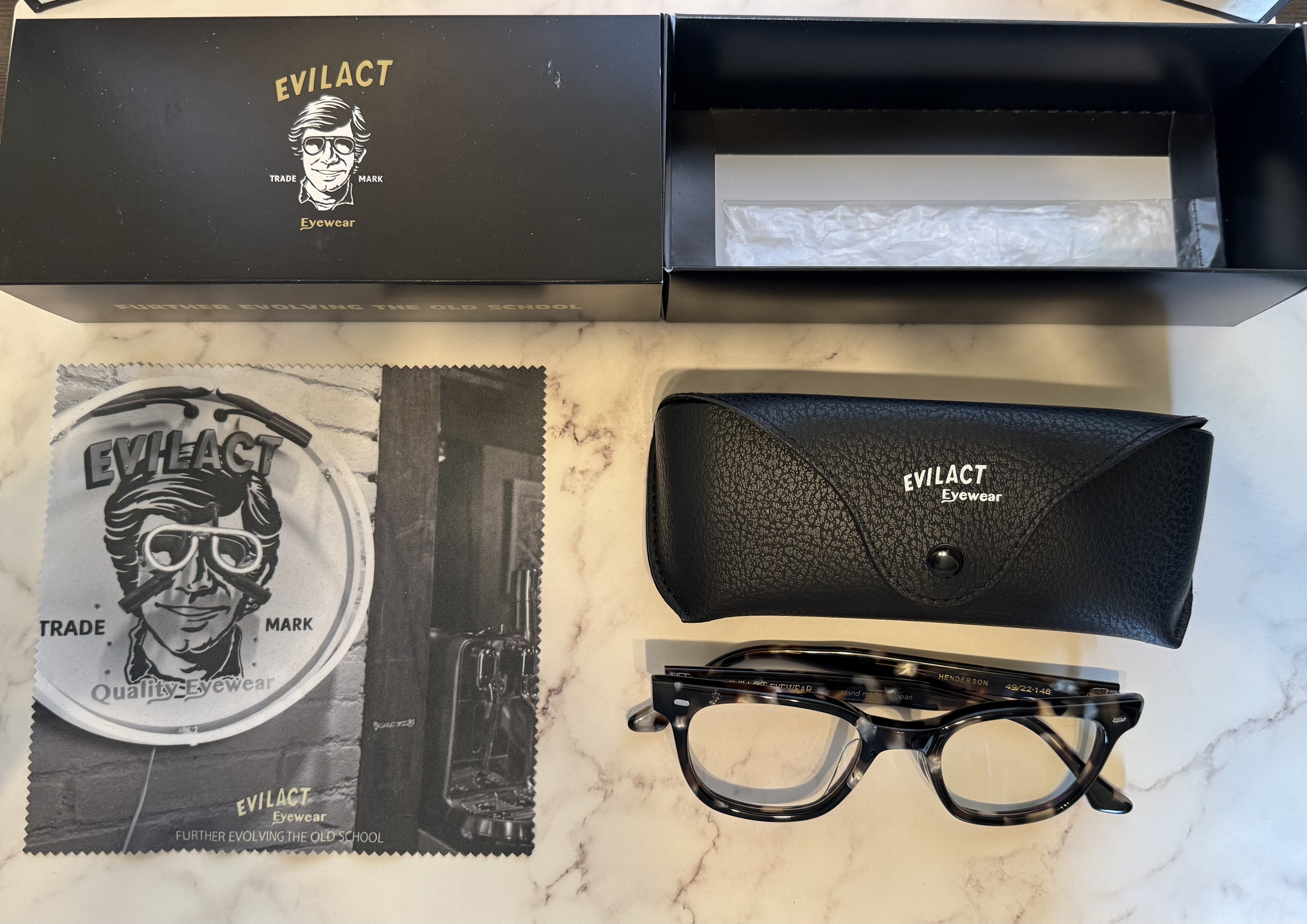 EVILACT HENDERSON サングラスの付属品一覧|専用ケース・クロス・外箱付き