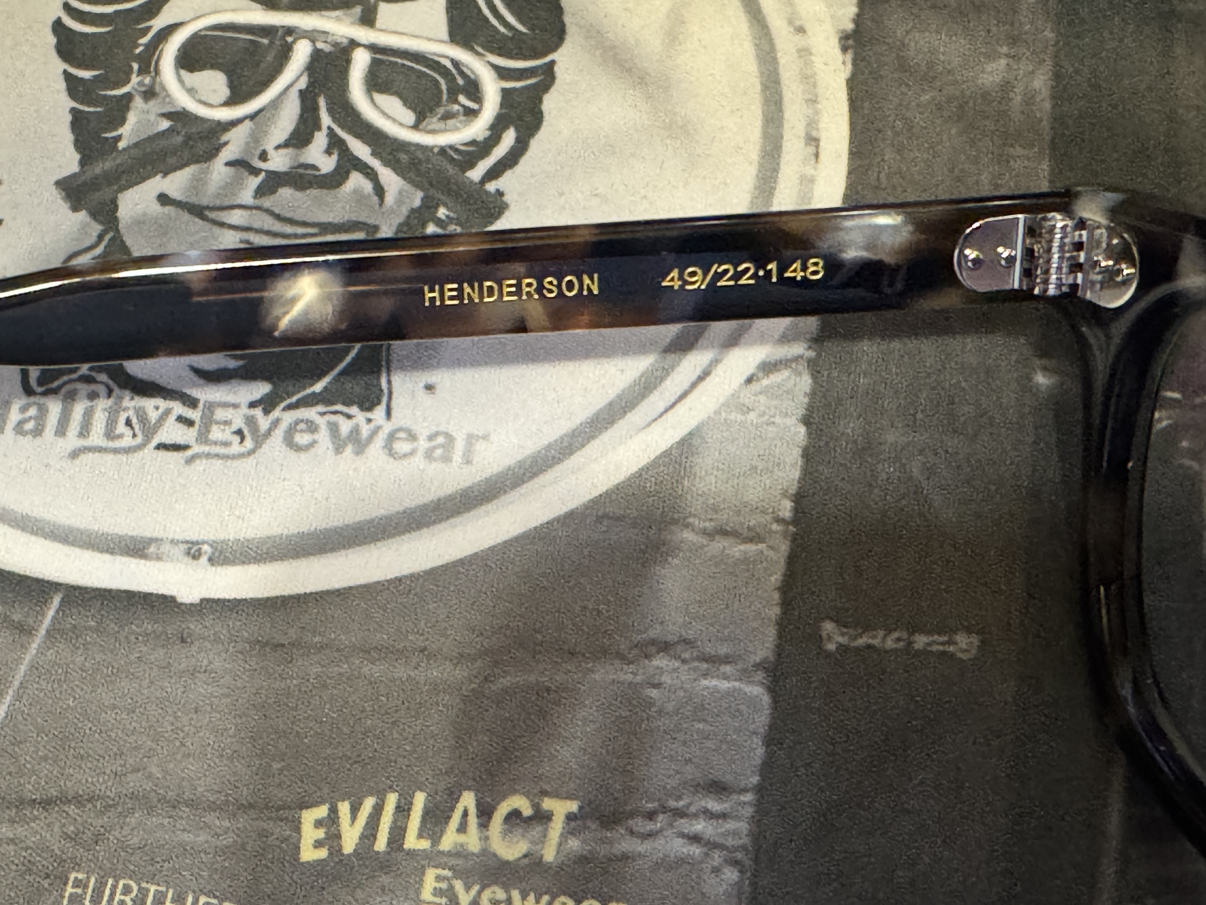 EVILACT HENDERSON サングラスのサイズ刻印|品番とフレームサイズの確認用