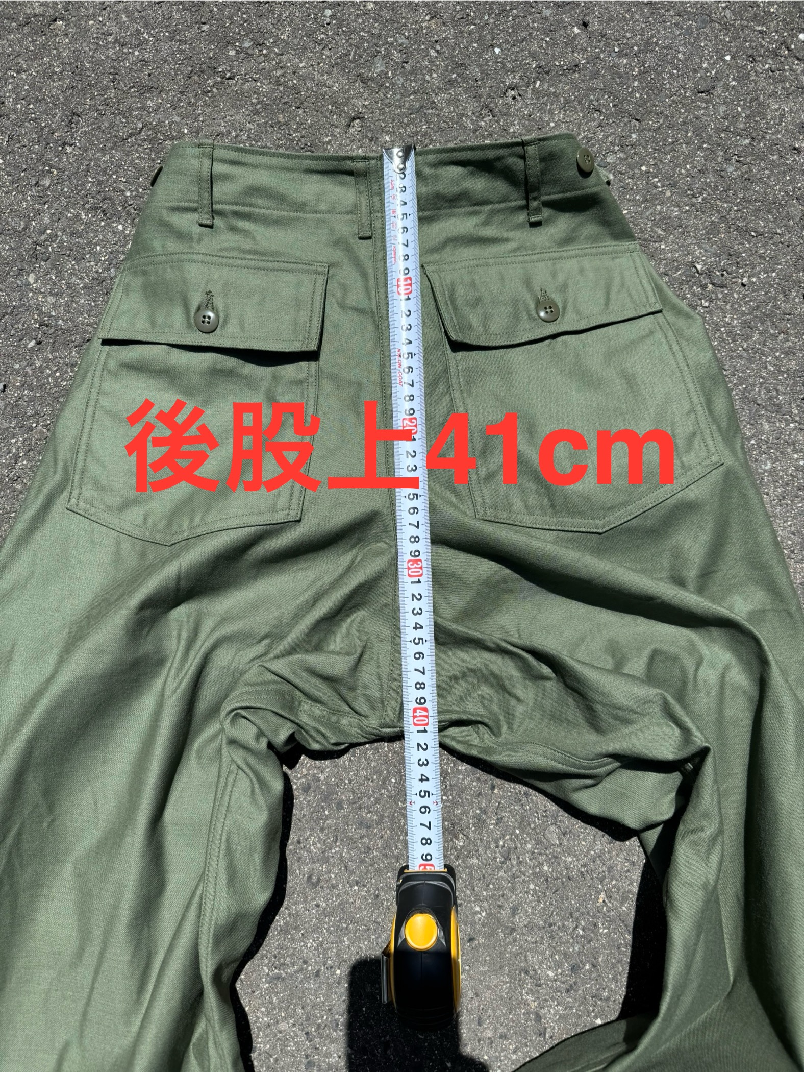 THE REAL McCOY'S ベイカーパンツ、ワンウォッシュ後の後ろ股上を計測(約41cm)