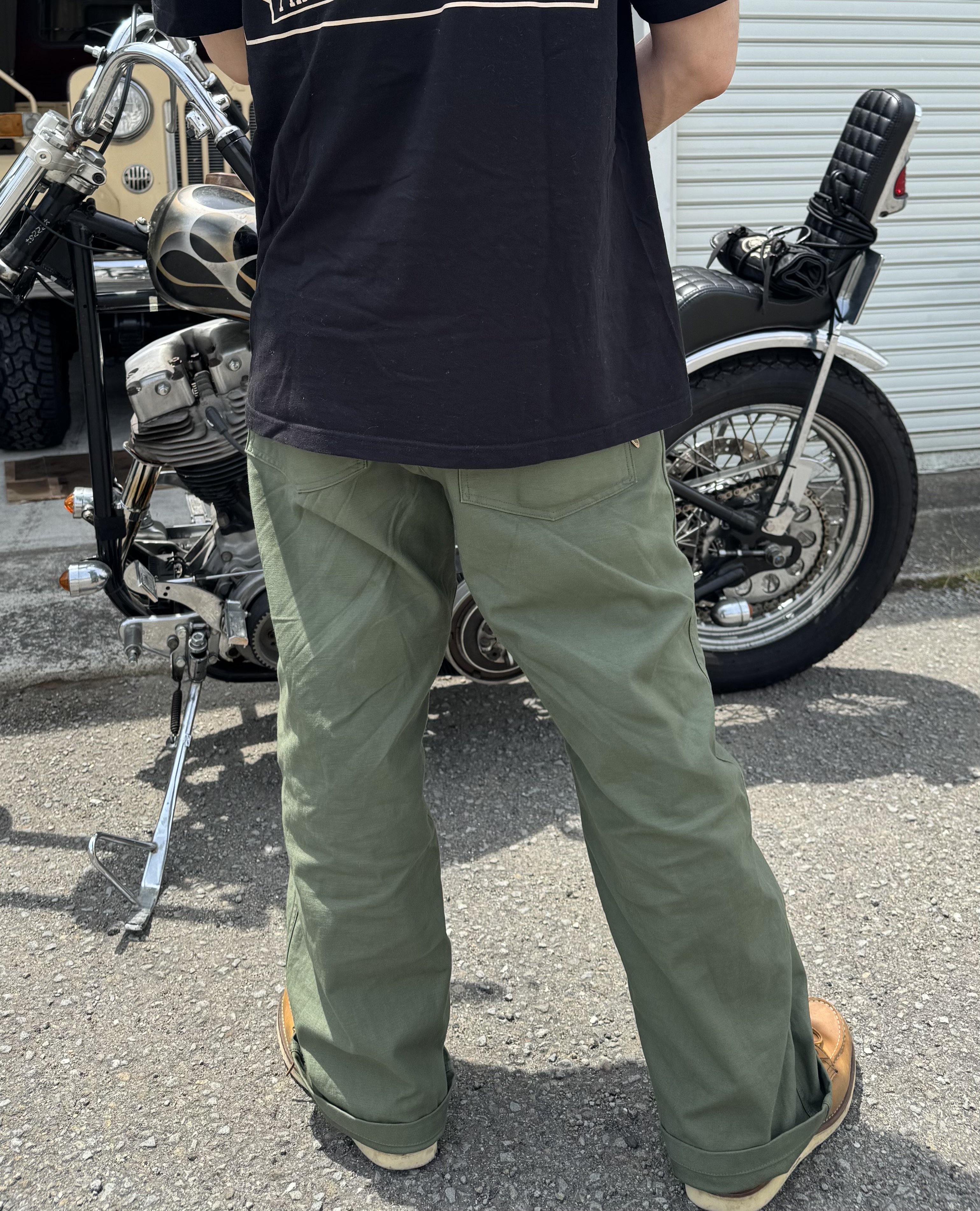 THE REAL McCOY'S ベイカーパンツ、Tシャツとレッドウィングを合わせた後ろ姿のコーディネート