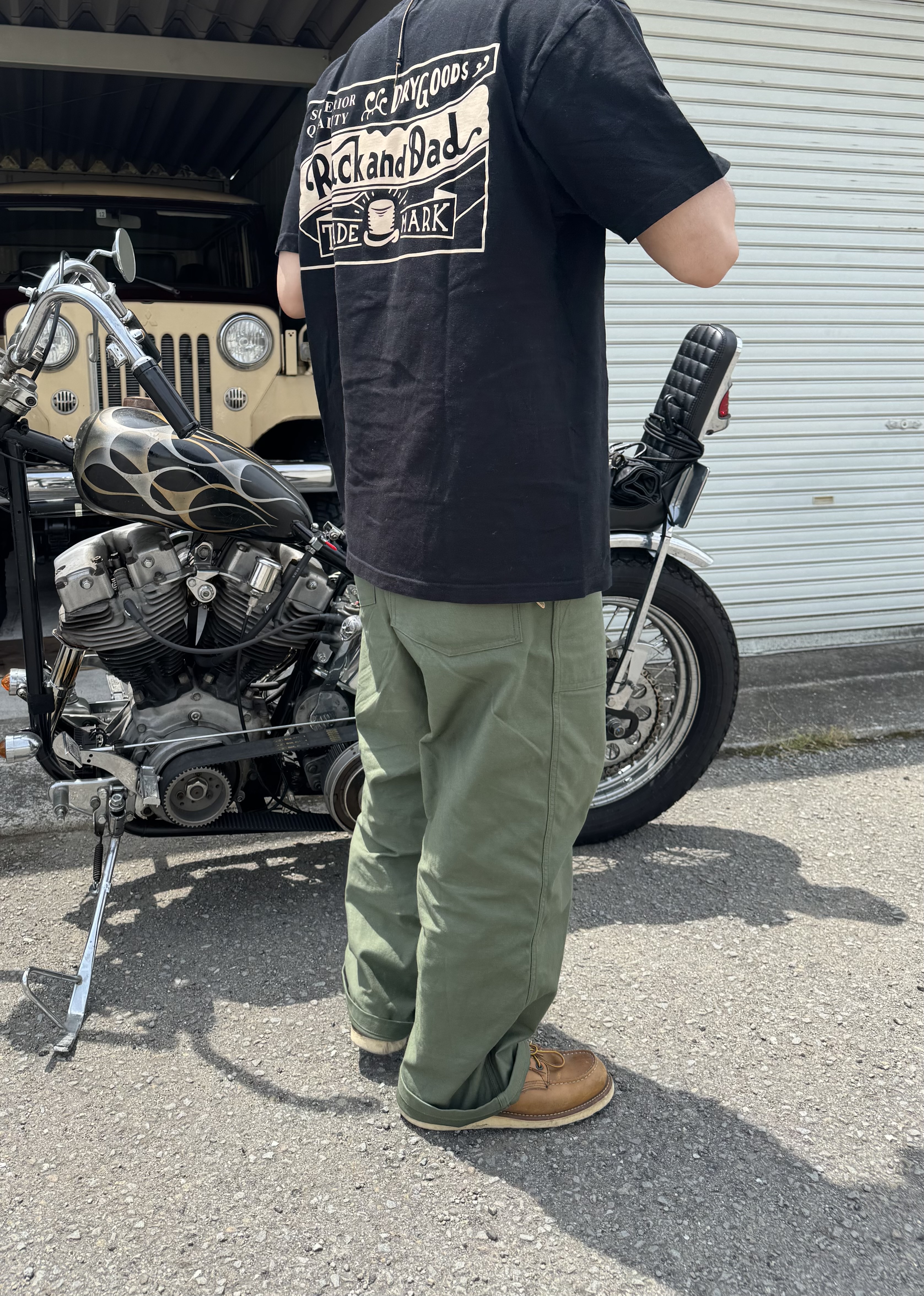 THE REAL McCOY'S ベイカーパンツを穿いたライダーの後ろ姿を斜め後方から撮影したコーデ写真