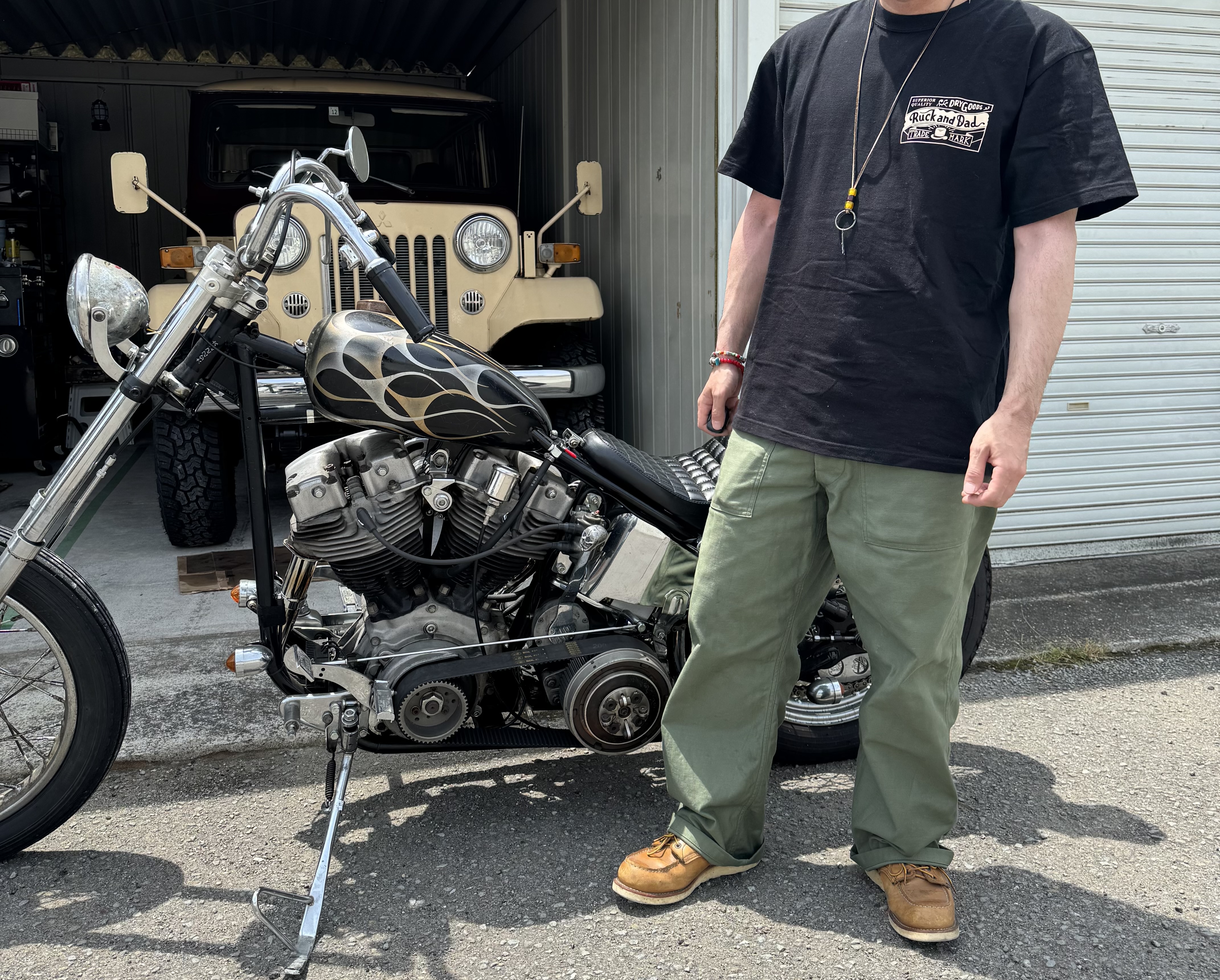 THE REAL McCOY'S ベイカーパンツとショベルヘッドチョッパーの2ショットコーデ写真(正面)