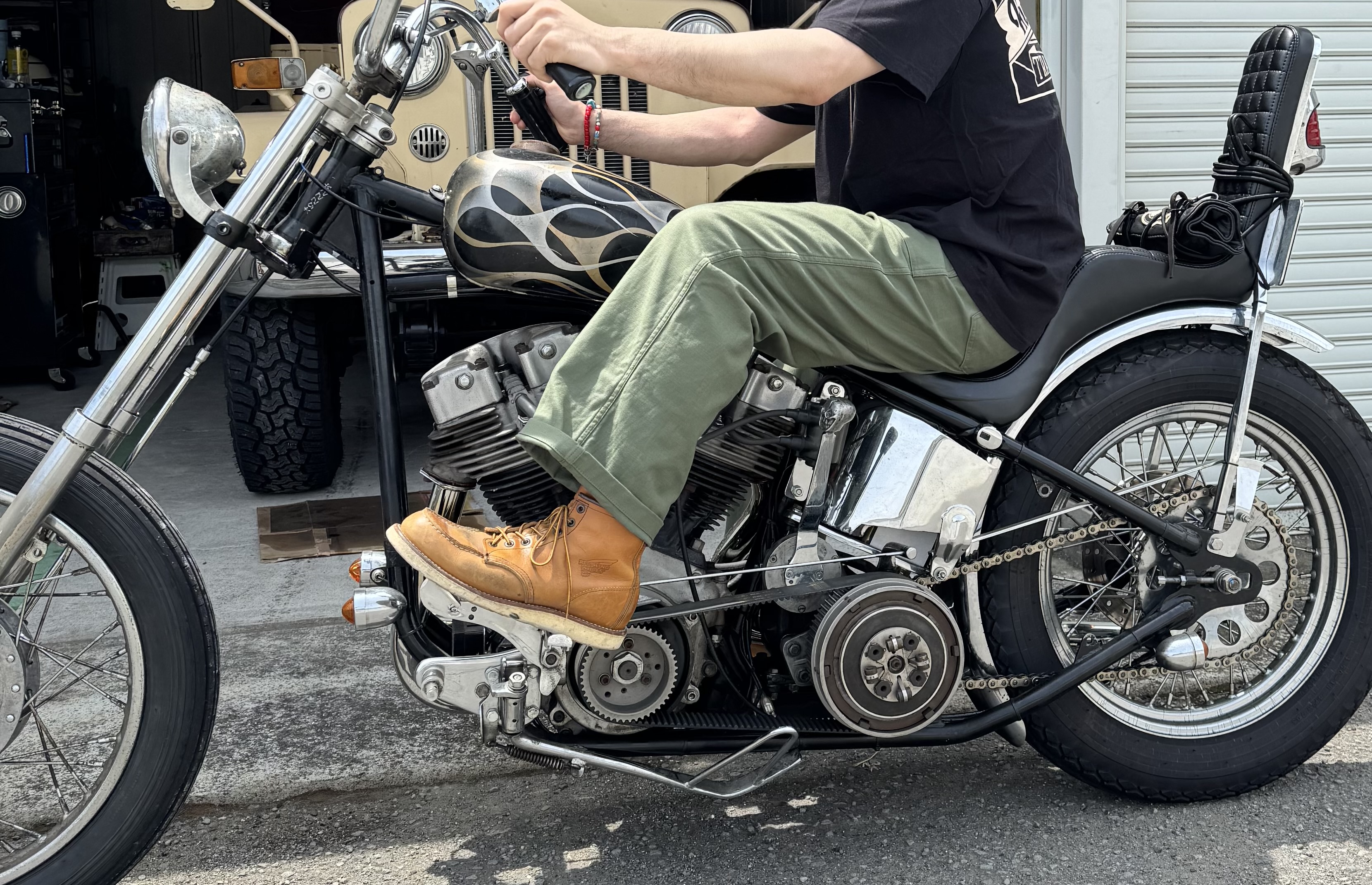 THE REAL McCOY'S ベイカーパンツを穿き、ショベルヘッドチョッパーに跨るライダーの夏スタイル