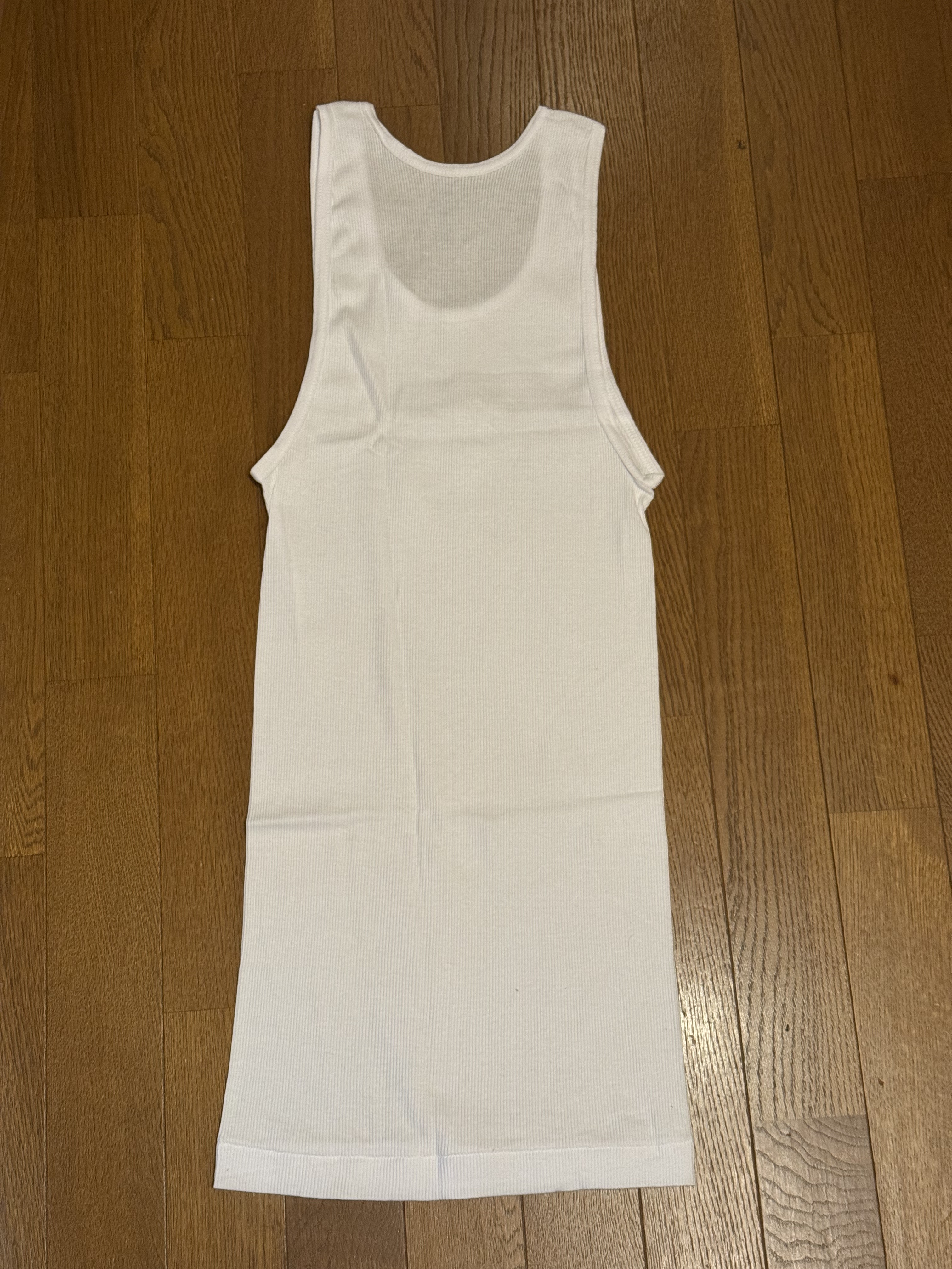 Pro Club 5.7ozタンクトップ 未洗状態の背面画像 動きやすいカットライン