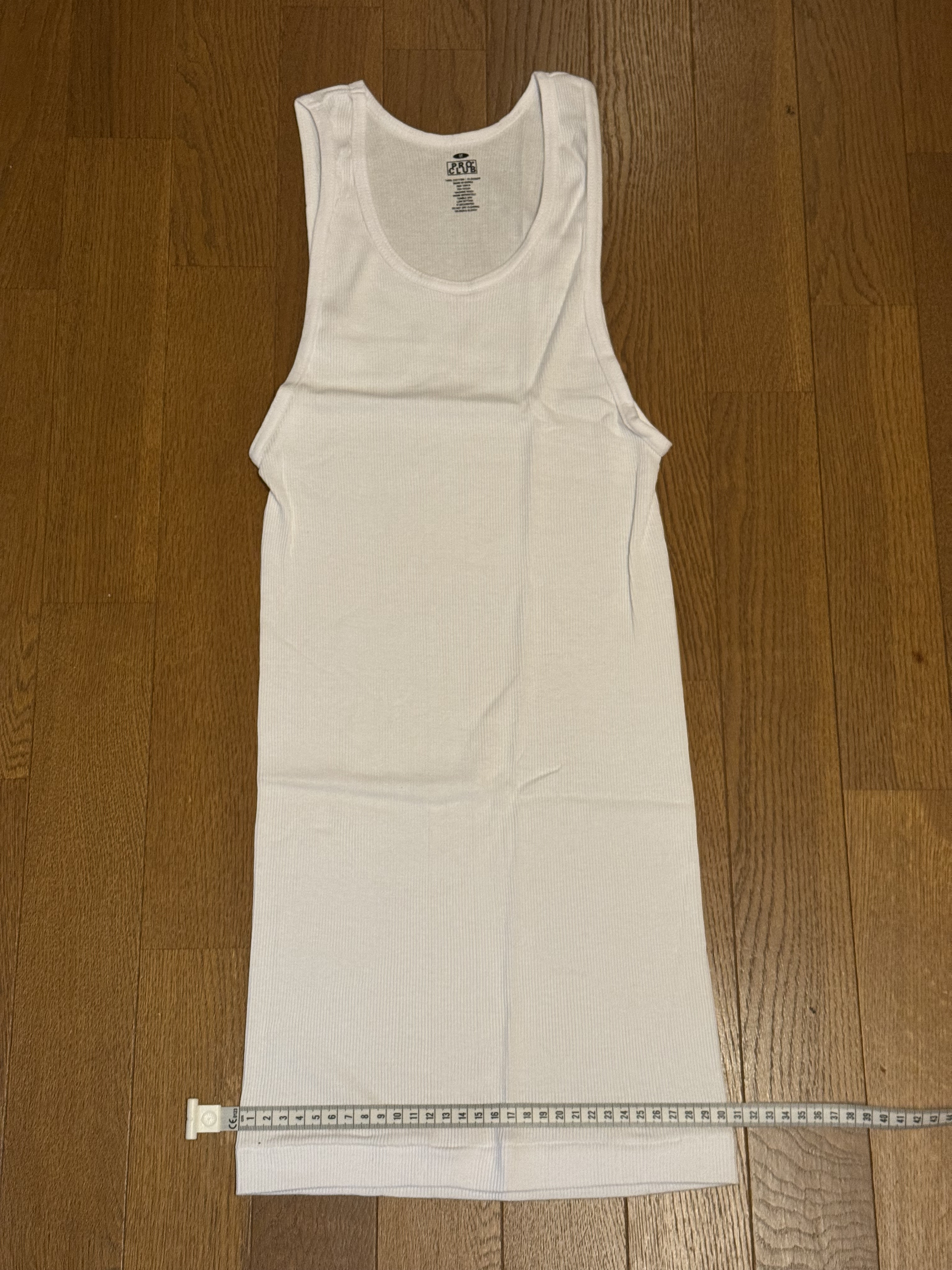 Pro Club 5.7ozタンクトップ 未洗状態の身幅を測定している画像、30cm