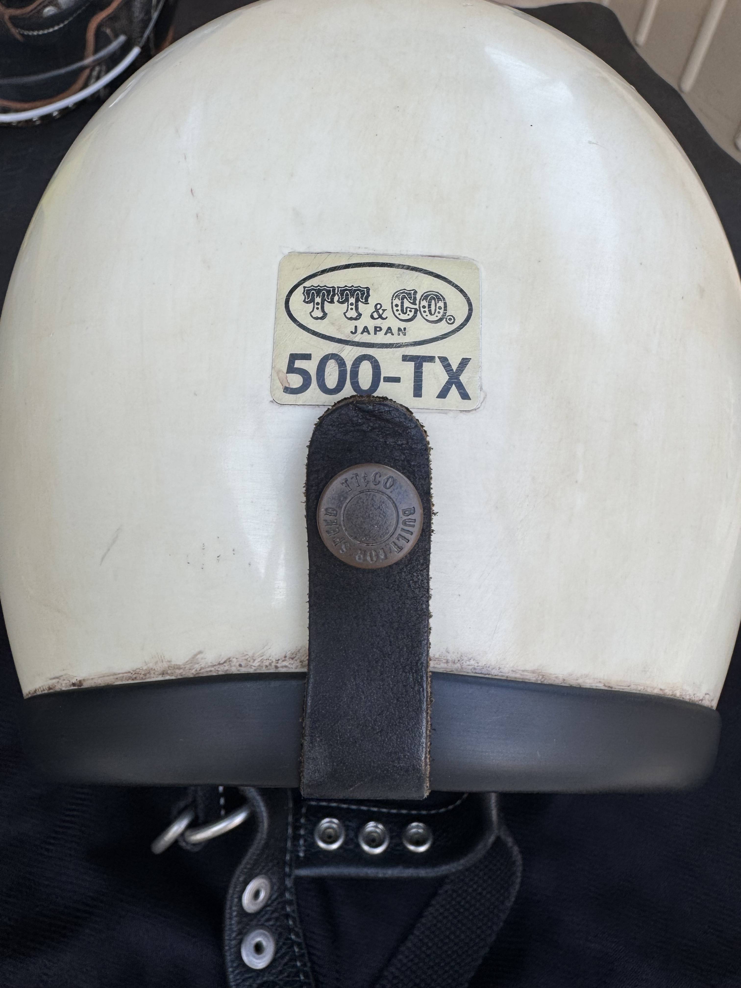 TT&CO 500-TXヘルメット後部のステッカー詳細画像