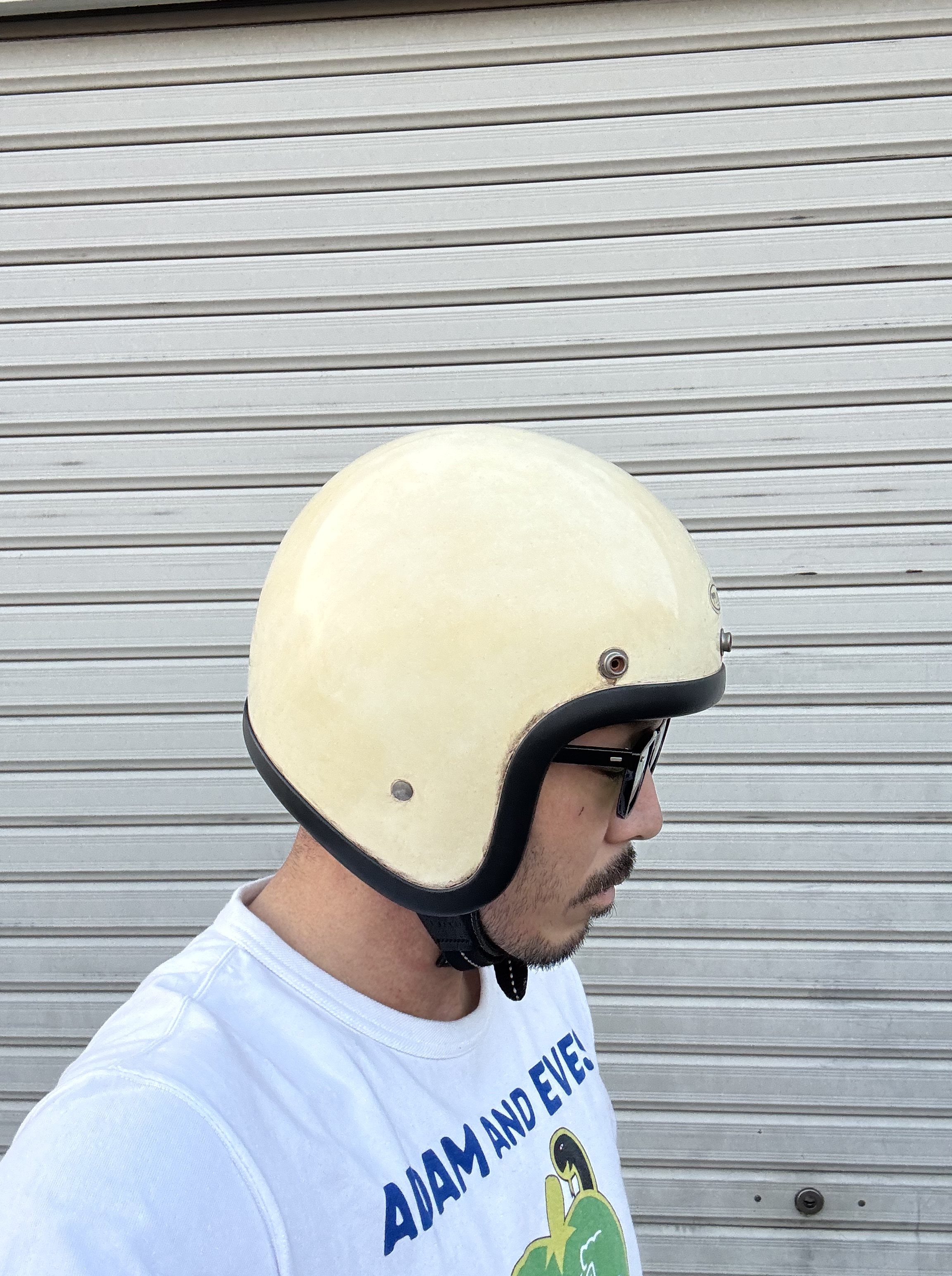 TT&CO 500-TXヘルメットを着用した横顔の写真