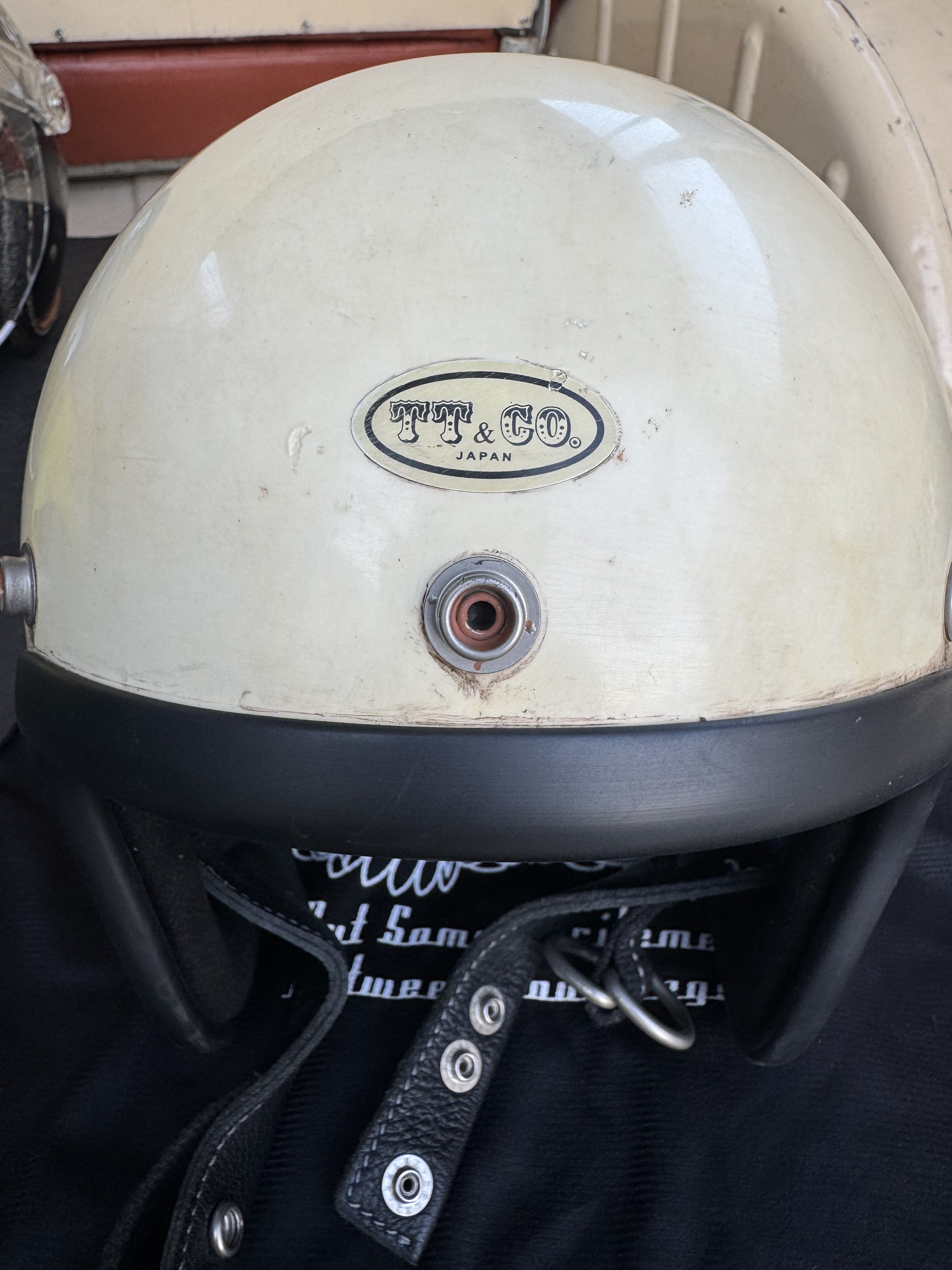 TT&CO 500-TXヘルメットのフロントステッカーとその周辺ディテール
