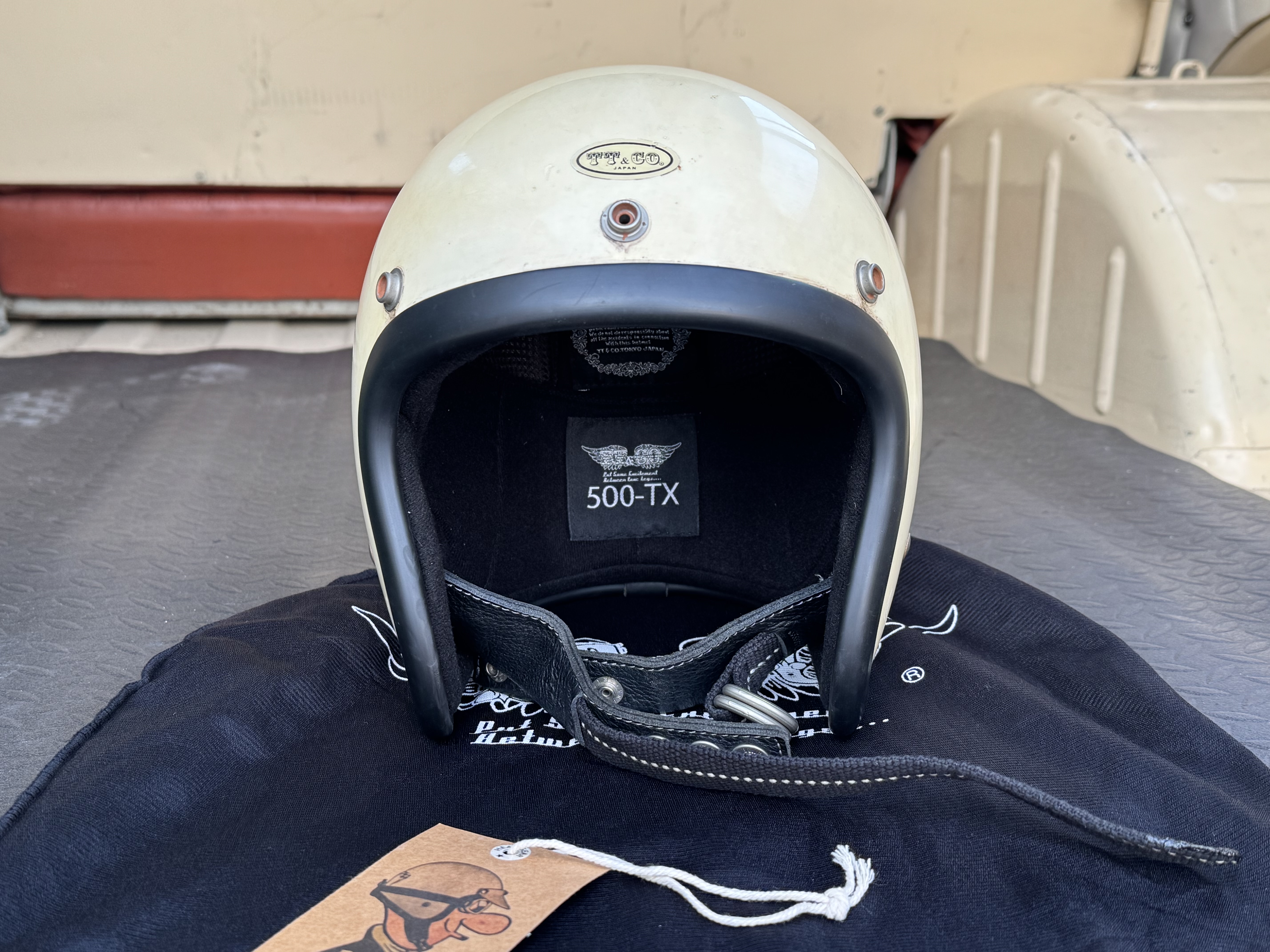 TT&CO 500-TXヘルメットを前から見た全体写真