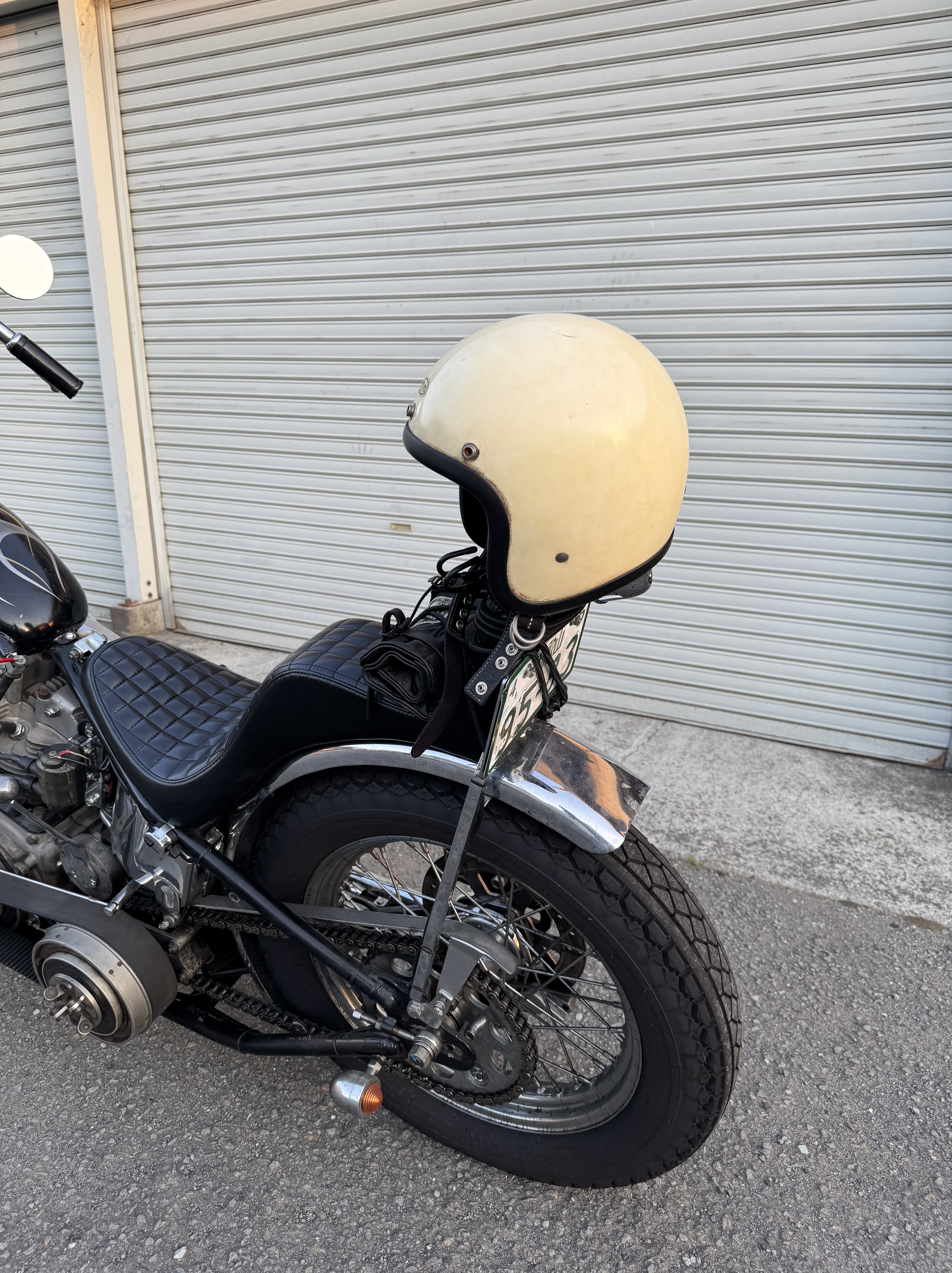 バイクに引っ掛けたTT&CO 500-TXヘルメットの写真