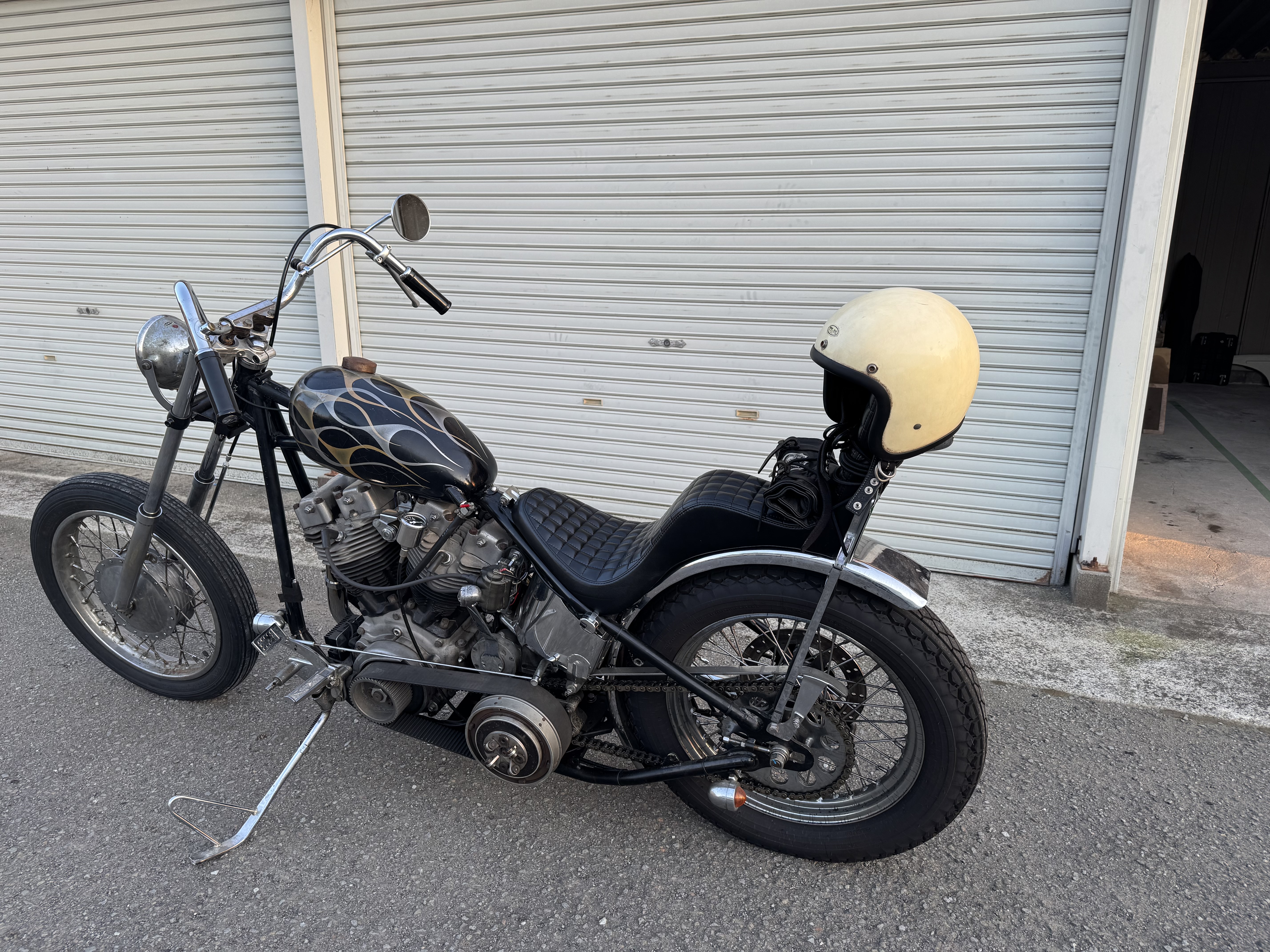 TT&CO 500-TXヘルメットをバイクに掛けた別角度からの写真
