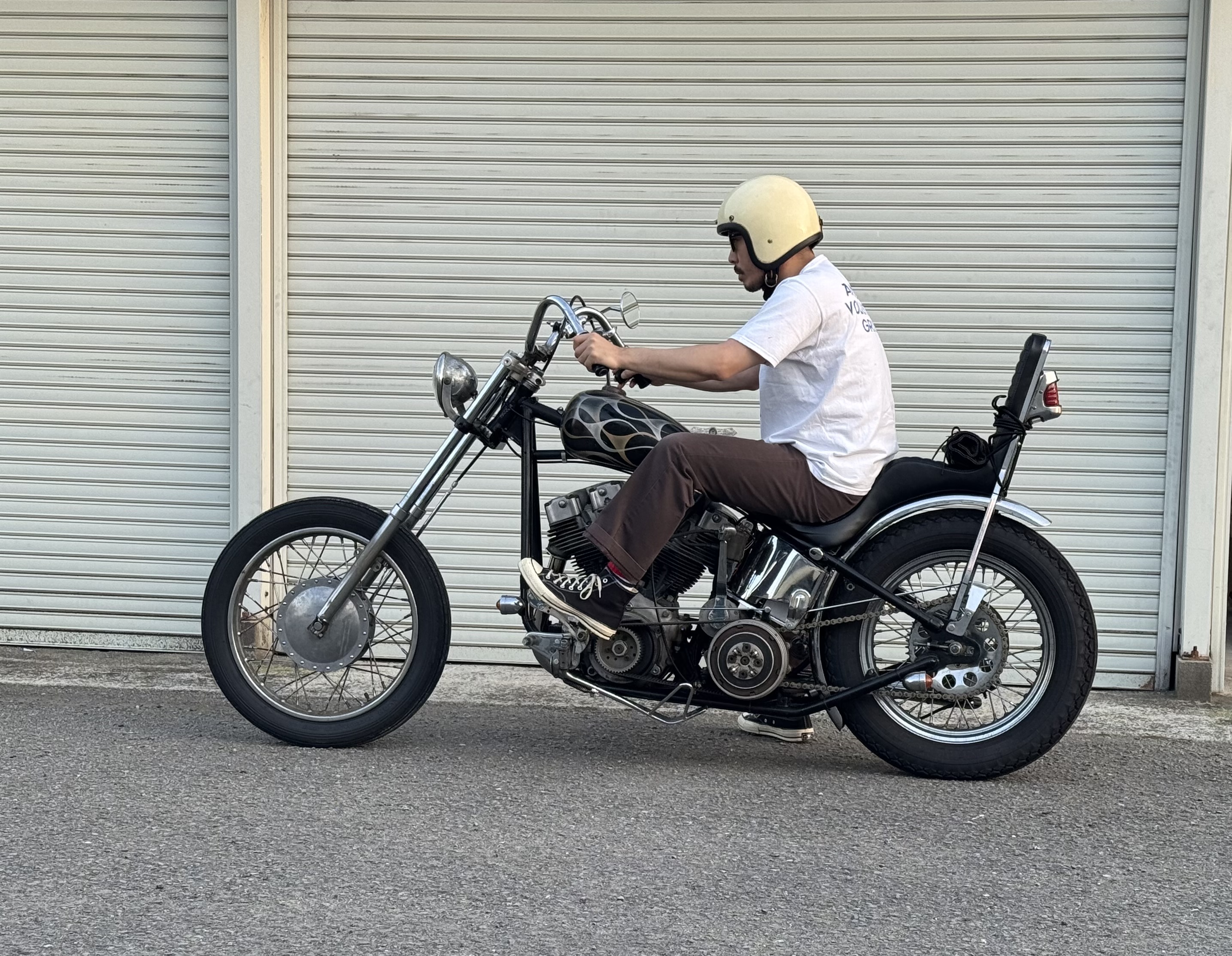 TT&CO 500-TXヘルメットを被ってバイクに乗るライダー