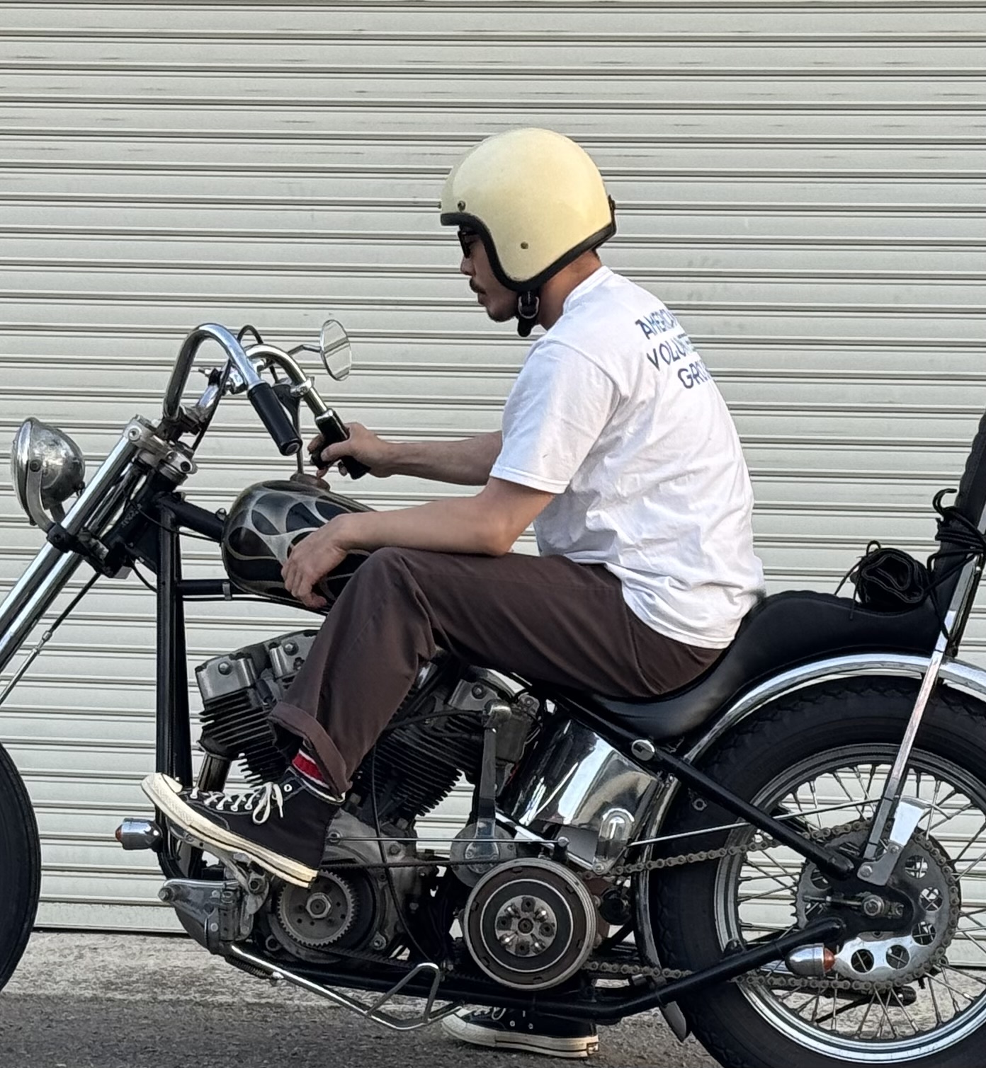 TT&CO 500-TXヘルメットを被ってショベルに乗るライダーの後ろ姿