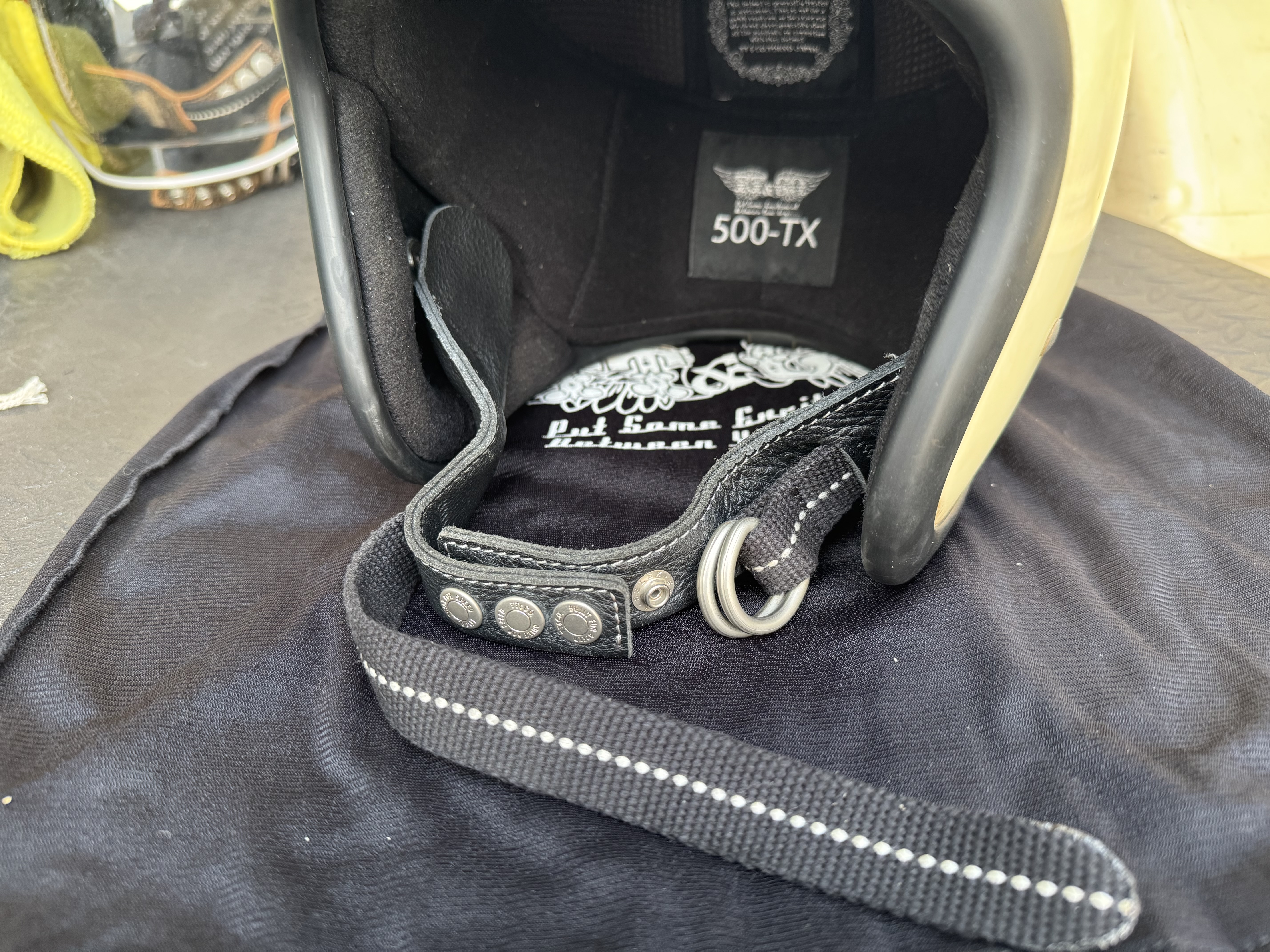 TT&CO 500-TXヘルメットの高級感あるダブルストラップ仕様