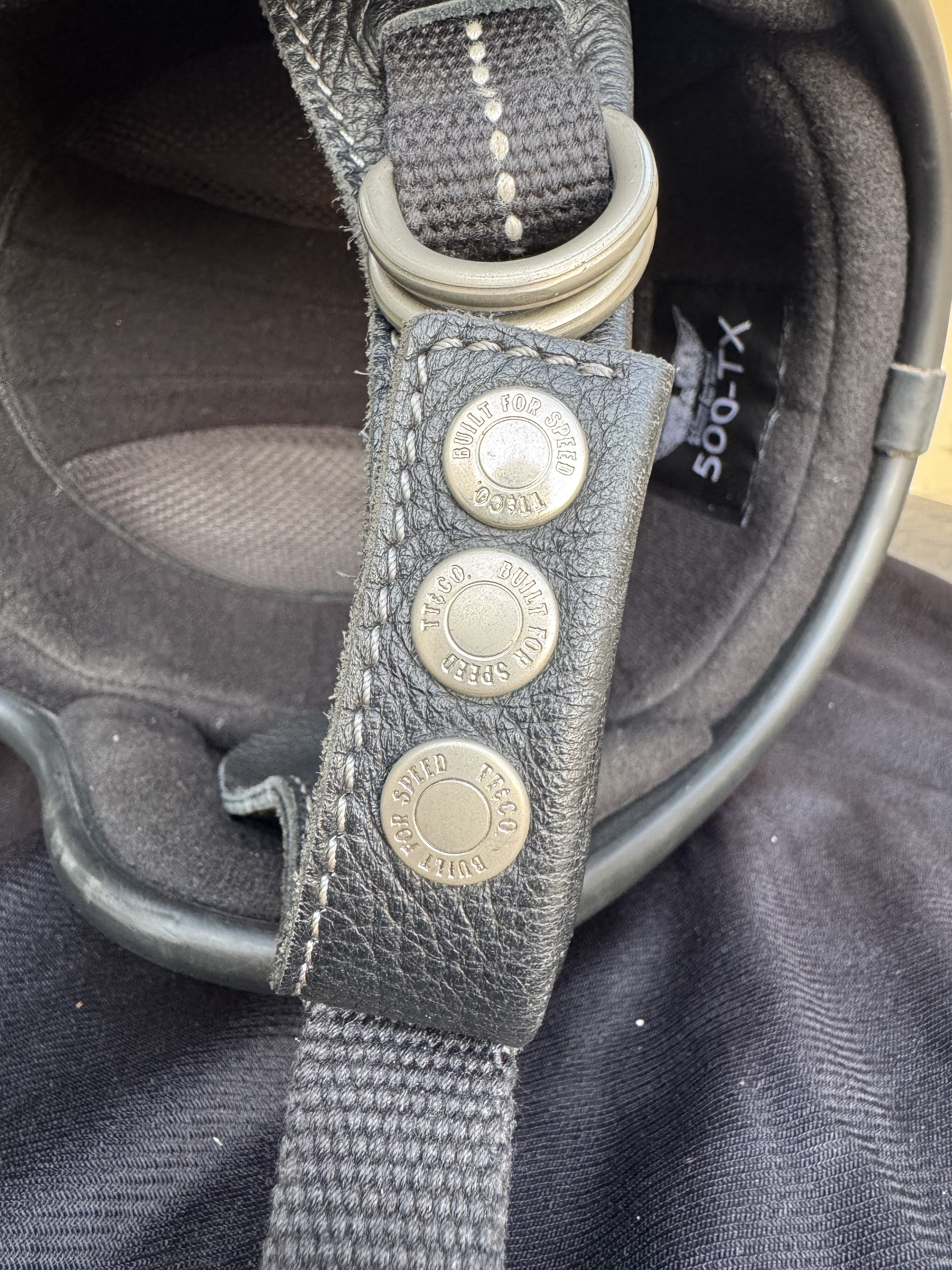 TT&CO 500-TXヘルメットのダブルストラップ固定用ボタンのディティール