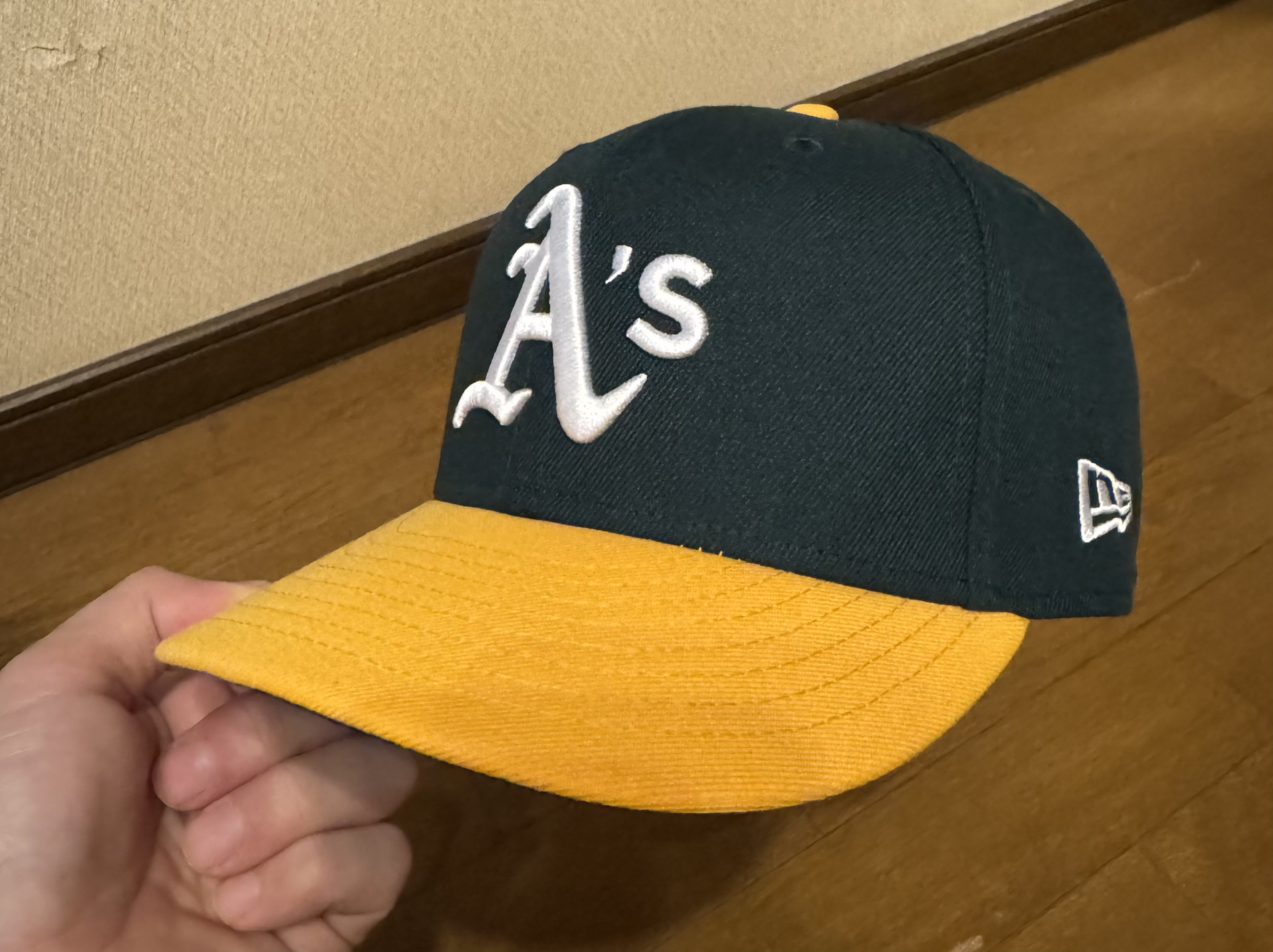 ニューエラ59FIFTYのツバを軽くカーブさせた状態。チョッパースタイルによく馴染む。