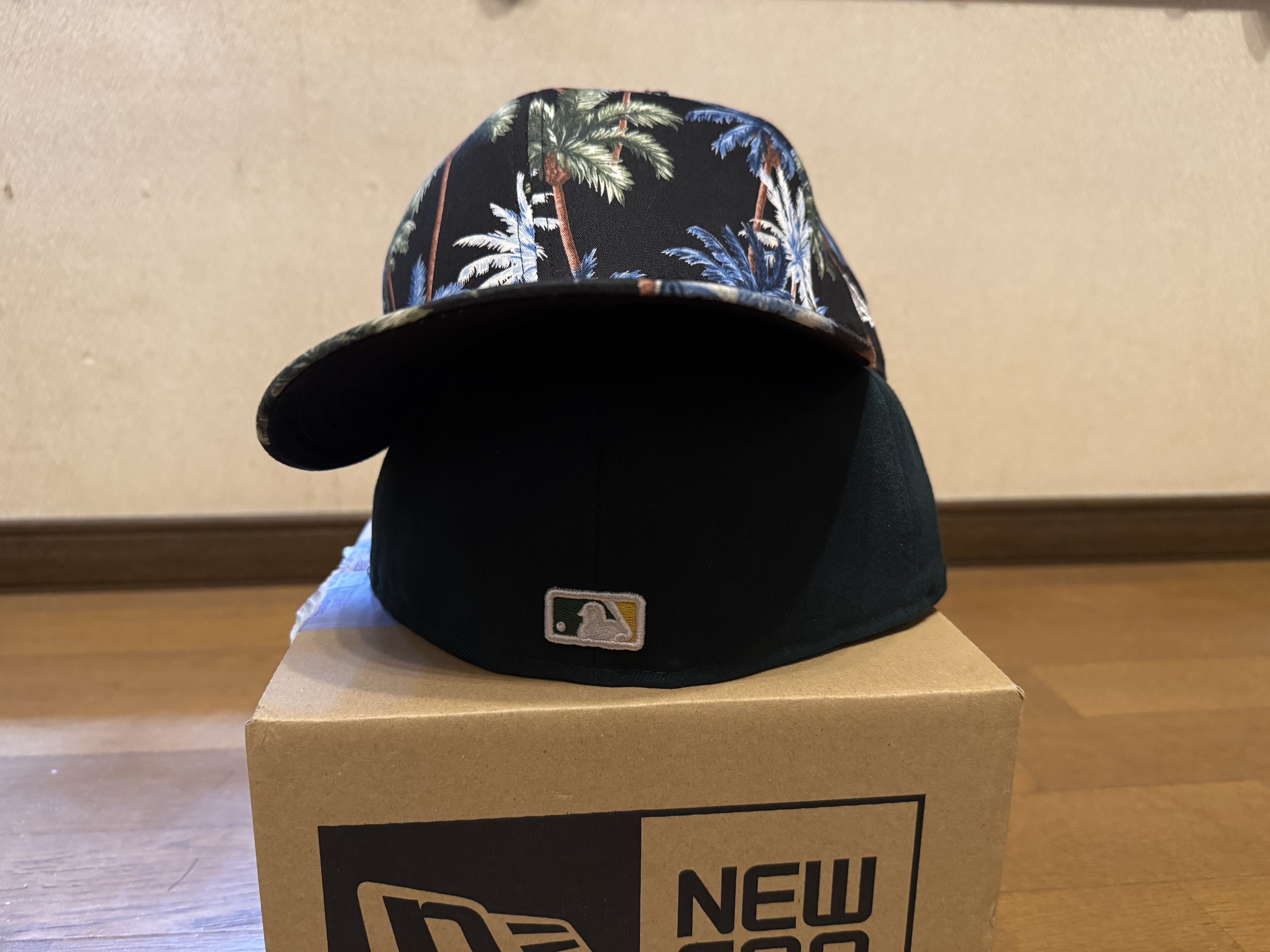 ニューエラ59FIFTYの後ろ姿。中央にMLBの公式ロゴが刺繍されている。