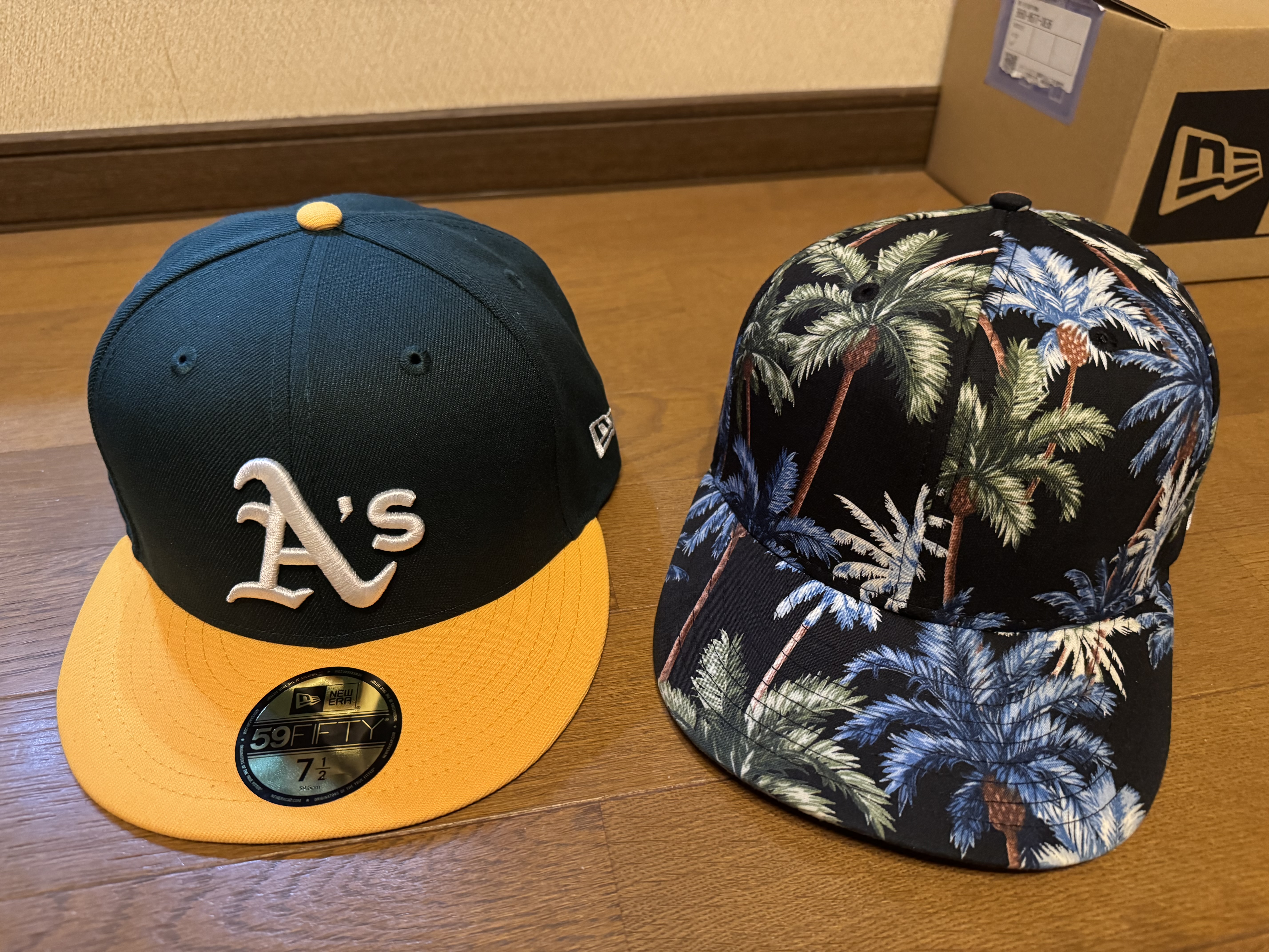 デザインの異なる2つのニューエラキャップ。オーセンの59FIFTYと総柄のキャップ。