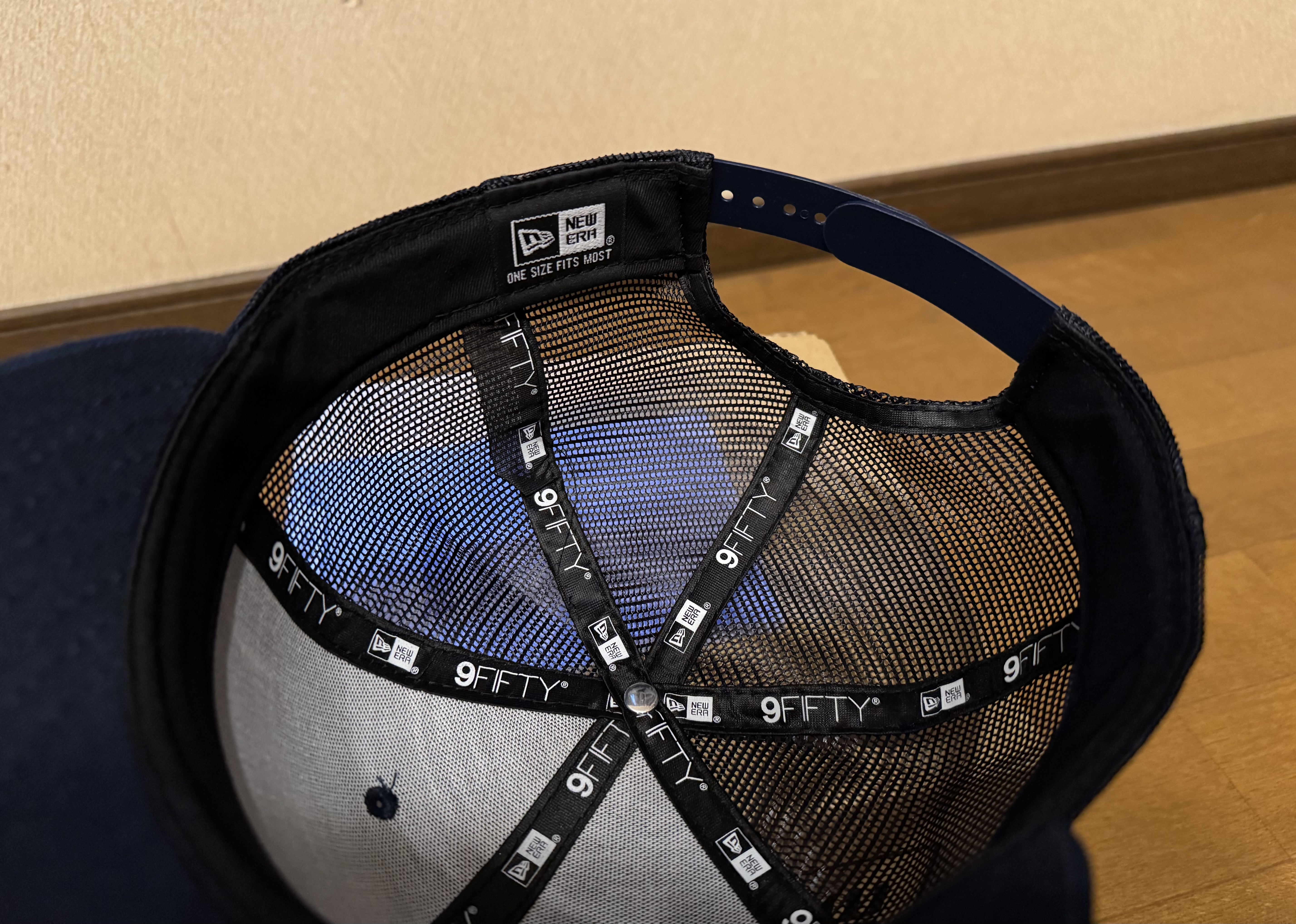 NEW ERA 9FIFTYキャップ タグ表記はワンサイズ ツバのステッカーは銀色仕様