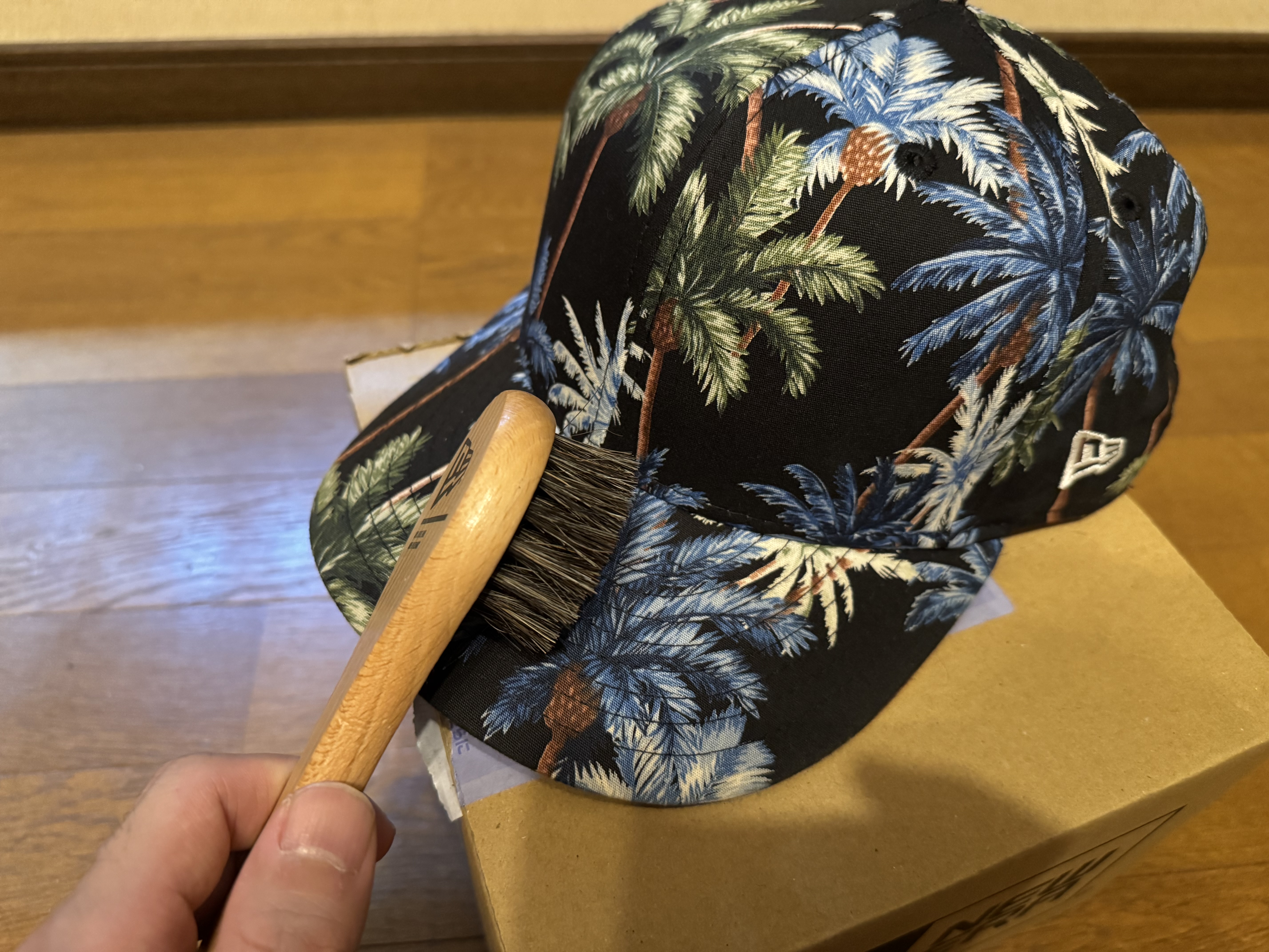ニューエラのロゴが入った木製のキャップブラシ。