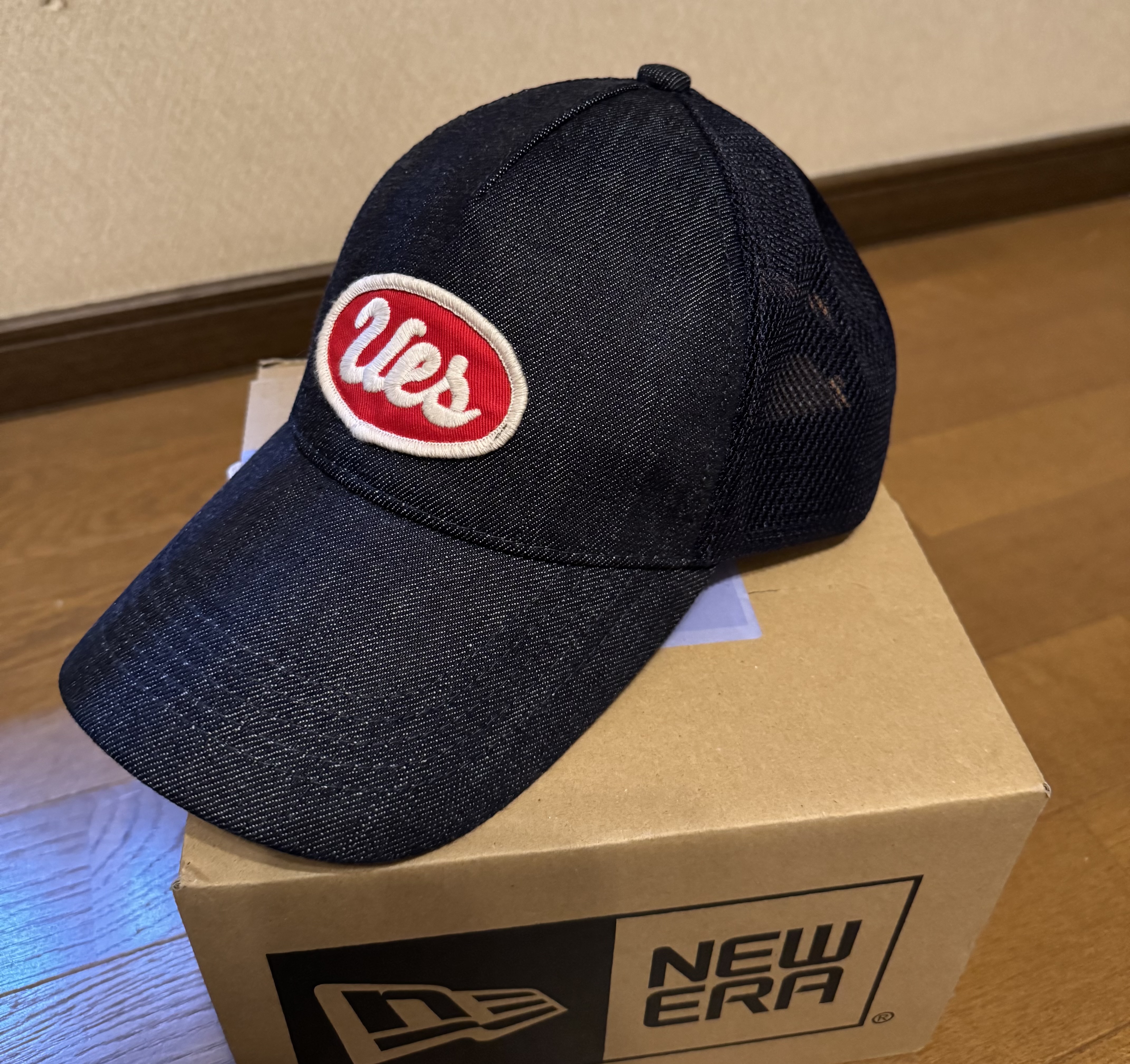 一般的なベースボールキャップの例として紹介するuesのメッシュキャップ
