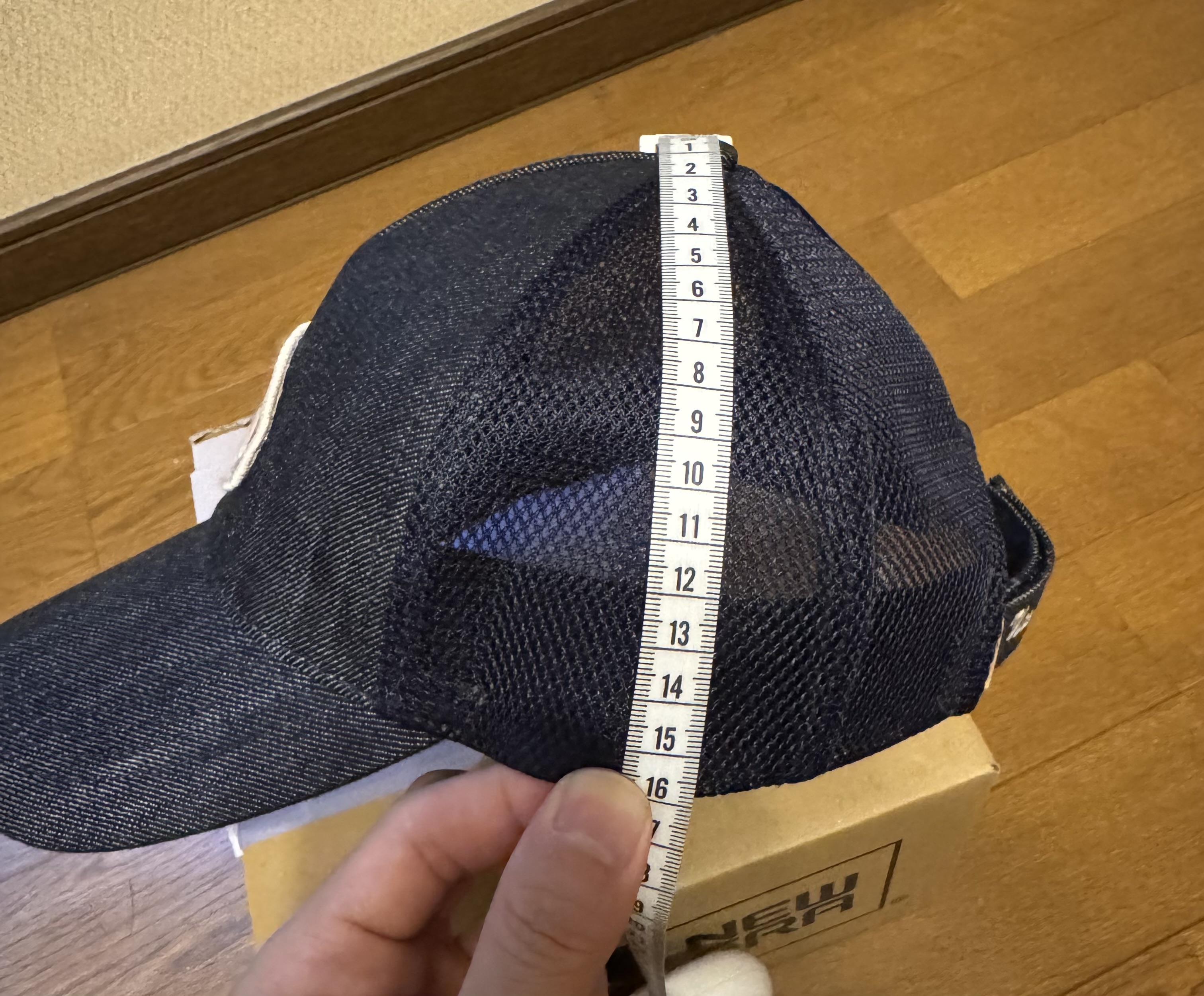 メジャーで一般的なキャップのクラウンの高さを計測している様子。深さは16cm。