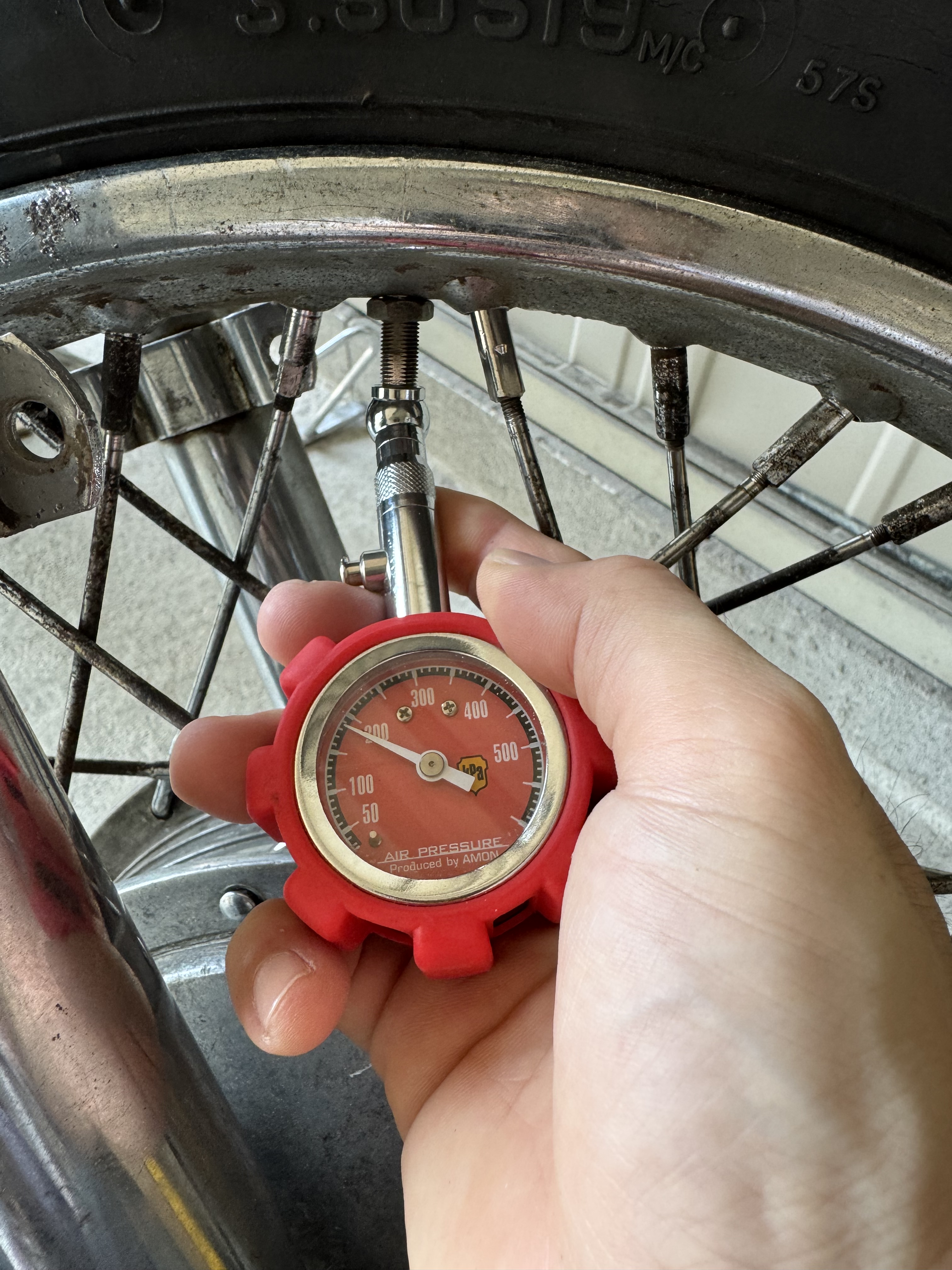 エーモン製 エアゲージでバイクの空気圧測定中 最大600 kPa対応