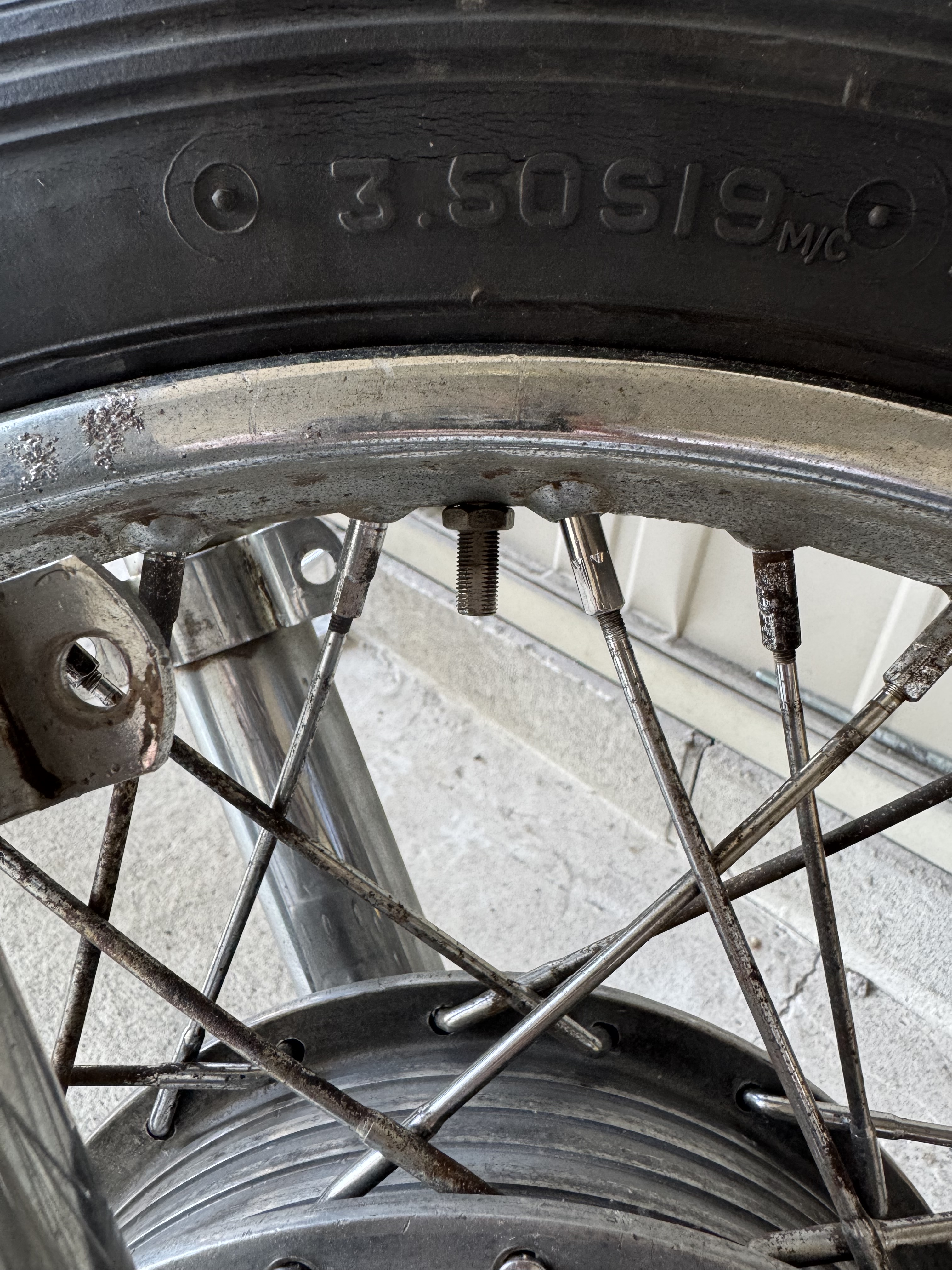 バイクのフロントタイヤに装着された米式バルブのクローズアップ
