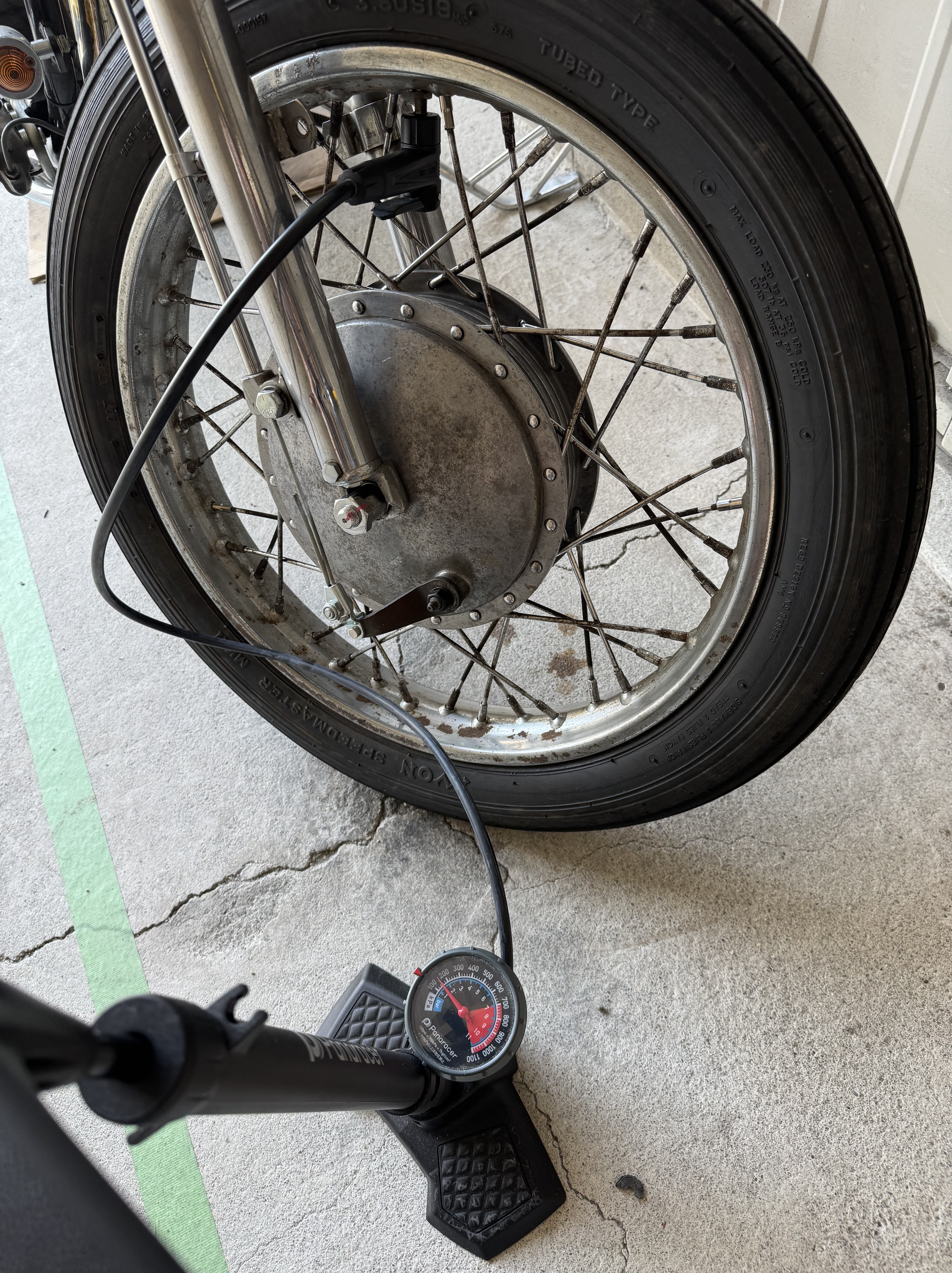 Panaracerの空気入れでバイクのタイヤに空気を入れている様子