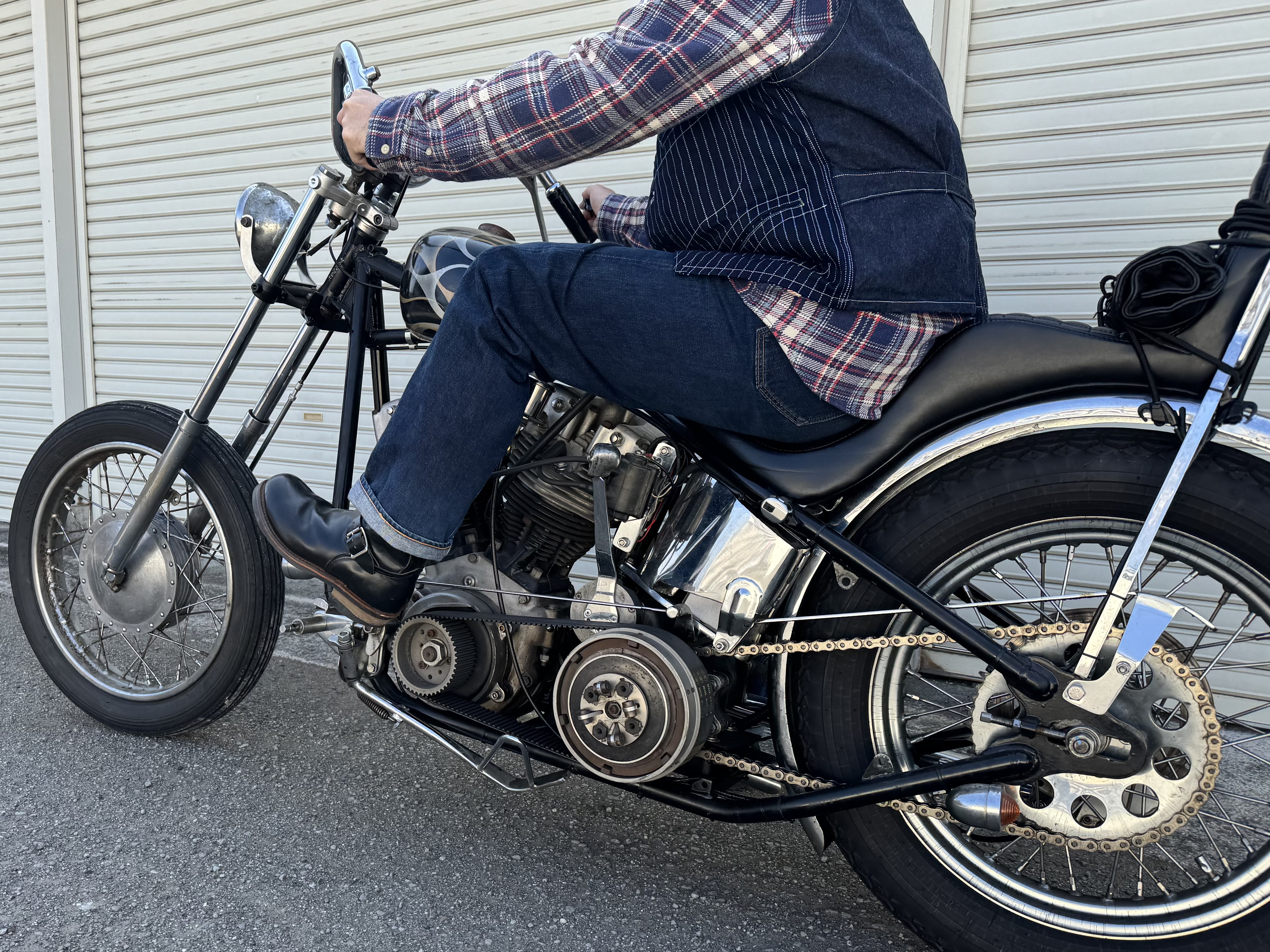 ハーレーダビッドソンのチョッパーに跨りレッドウィングPT91を履いて操作するバイカー