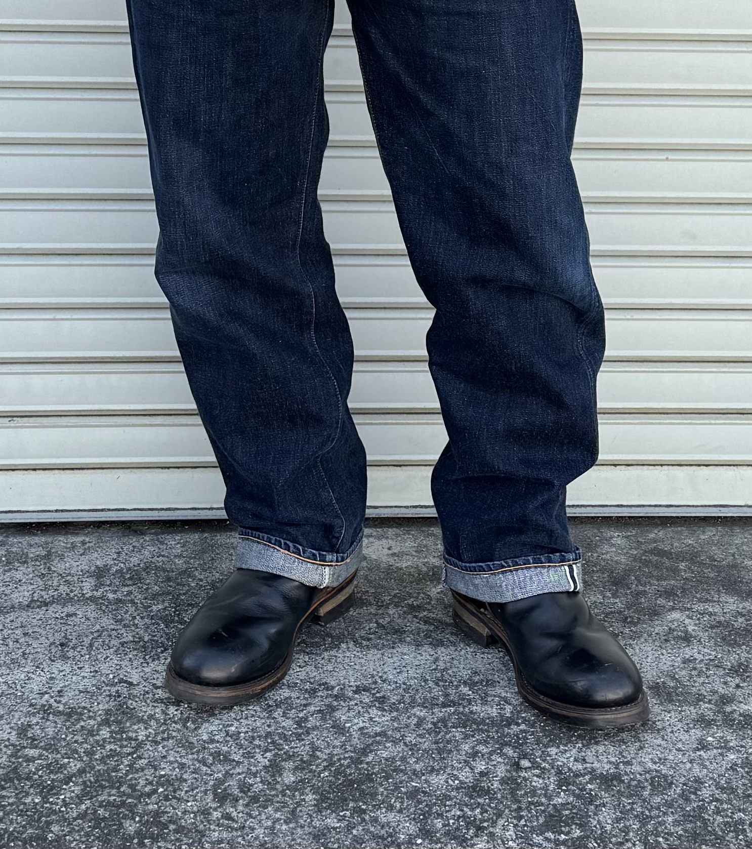 ストレートデニムを被せたエンジニアブーツの足元コーディネート正面写真