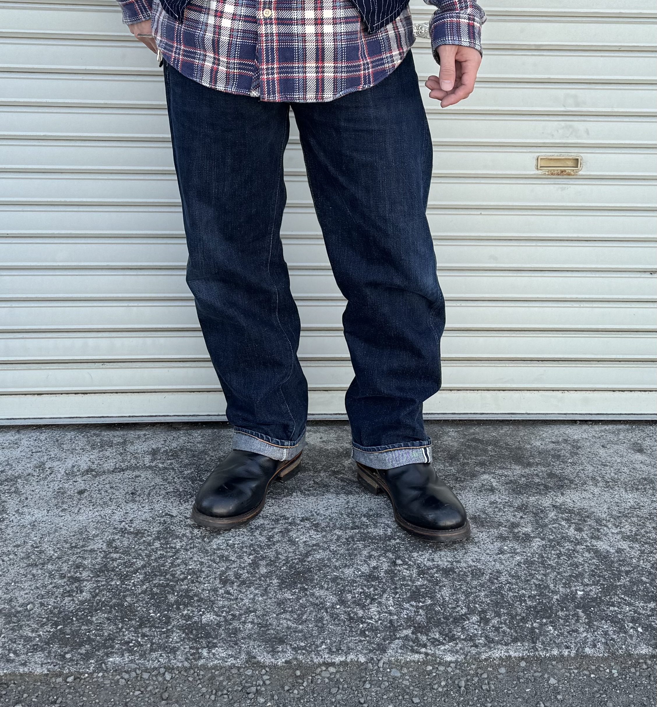 ストレートデニムの裾をエンジニアブーツに被せたブーツアウトのコーディネート