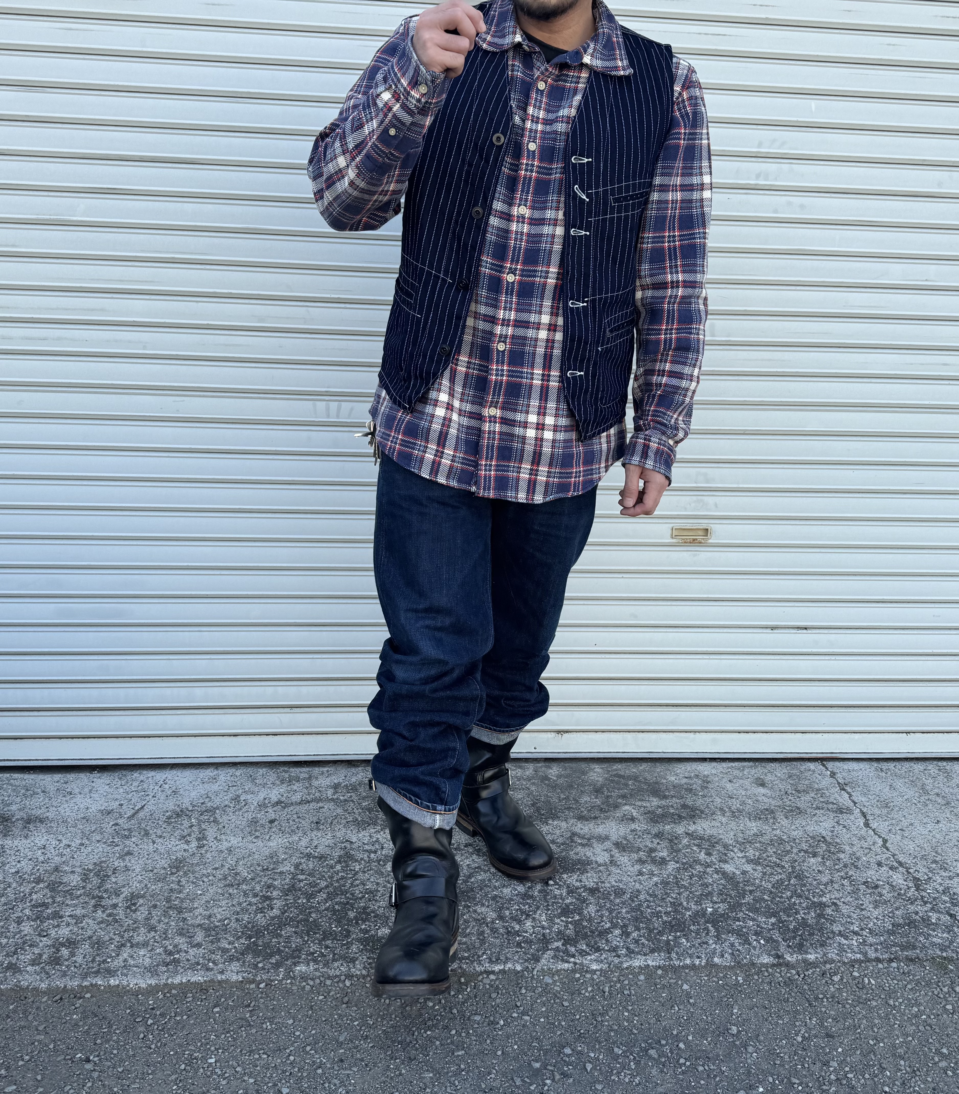 170cm 70kgのバイカーコーディネート。レッドウィングPT91にシュガーケーンのウォバッシュベスト、リーバイス501(36インチ)、ゲスのネルシャツ(L)を合わせたアメカジスタイル。