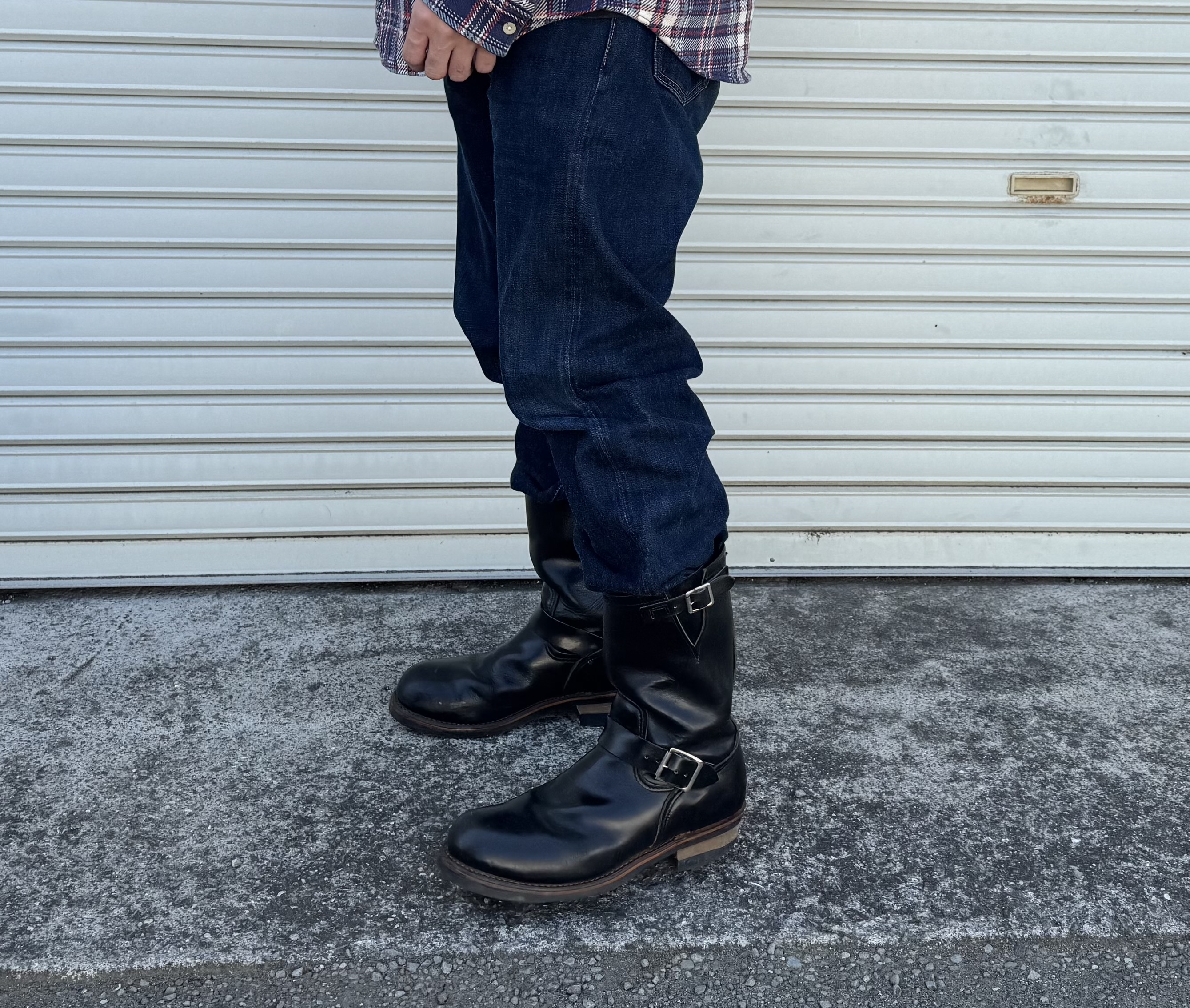 レッドウィングPT91のシャフトにデニムをインしてバックルを見せたブーツインスタイル
