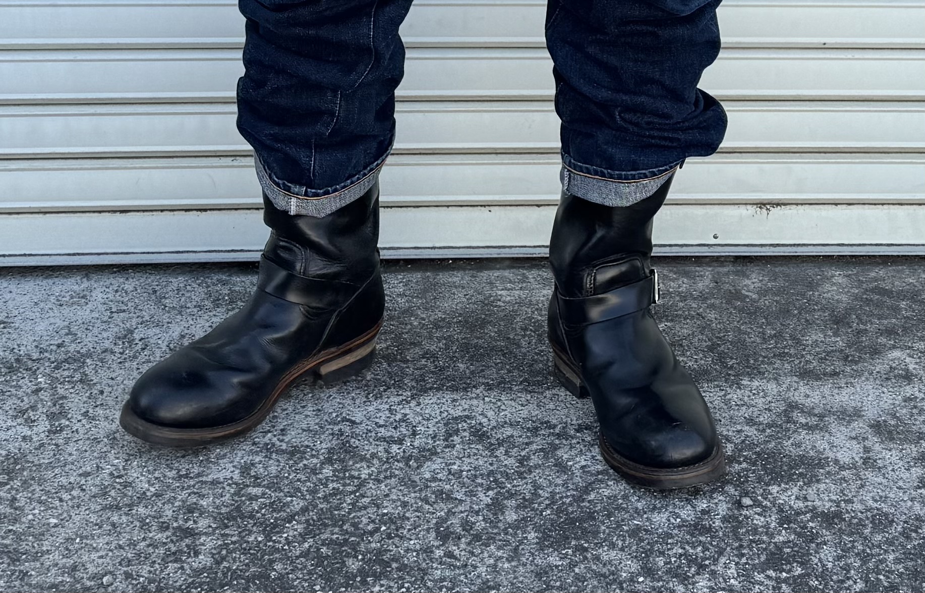 デニムの裾をシャフトの上で止めたハングロールスタイルの正面写真