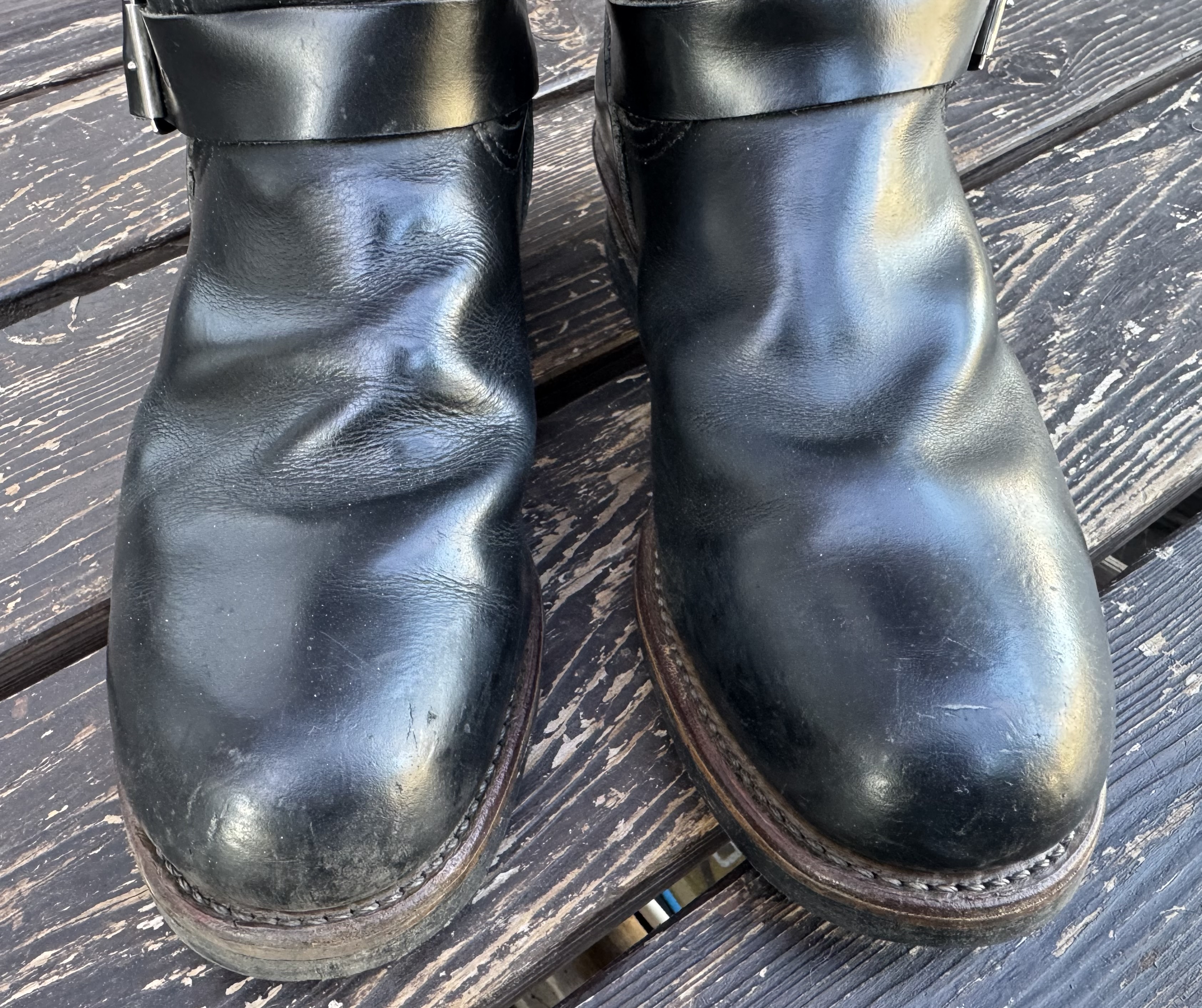 レッドウィング PT91 エンジニアブーツのつま先に刻まれた深い履き皺と傷の経年変化