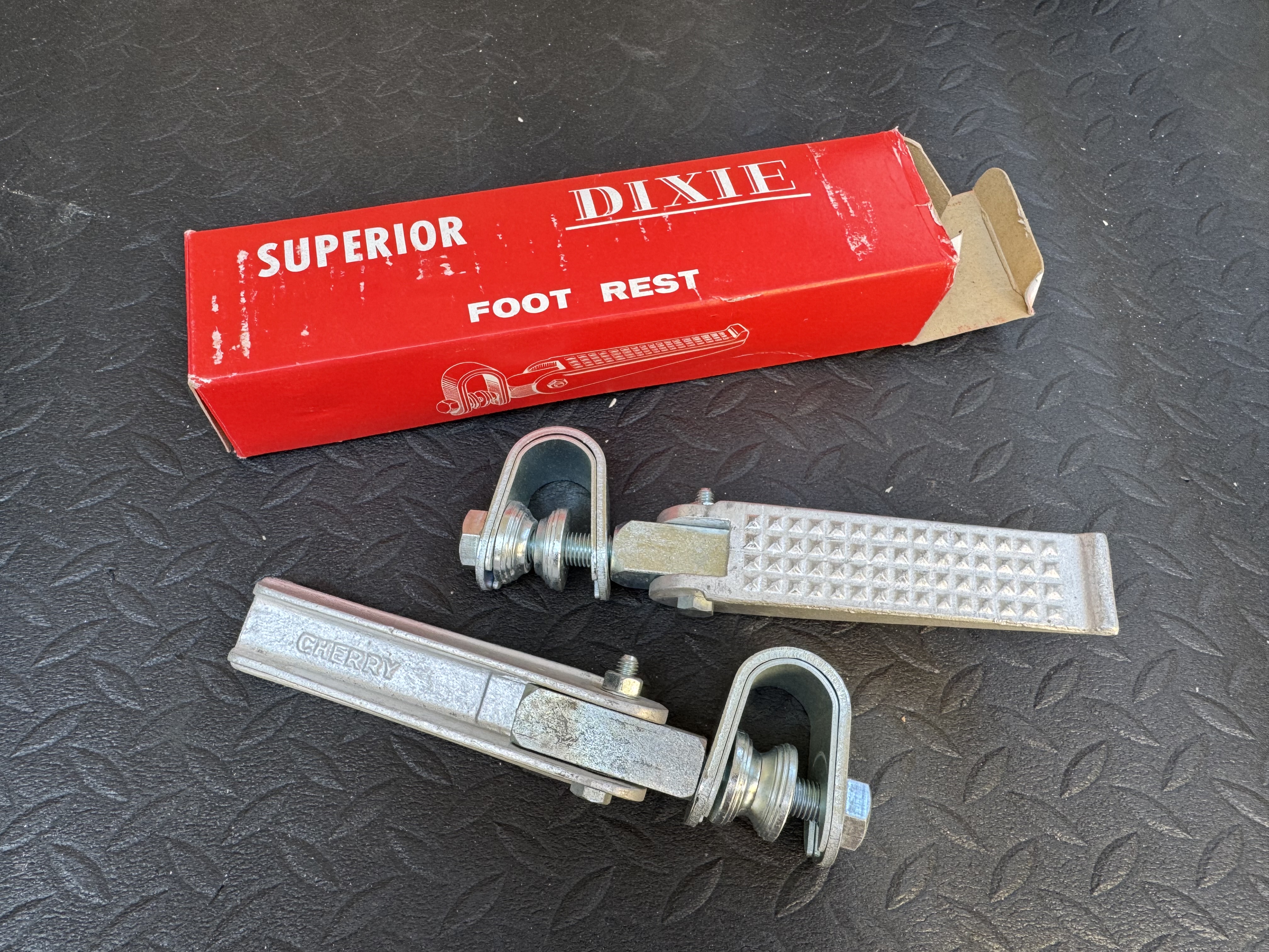 箱から取り出したDIXIE製アルミステップと、裏面に施されたCherryの刻印