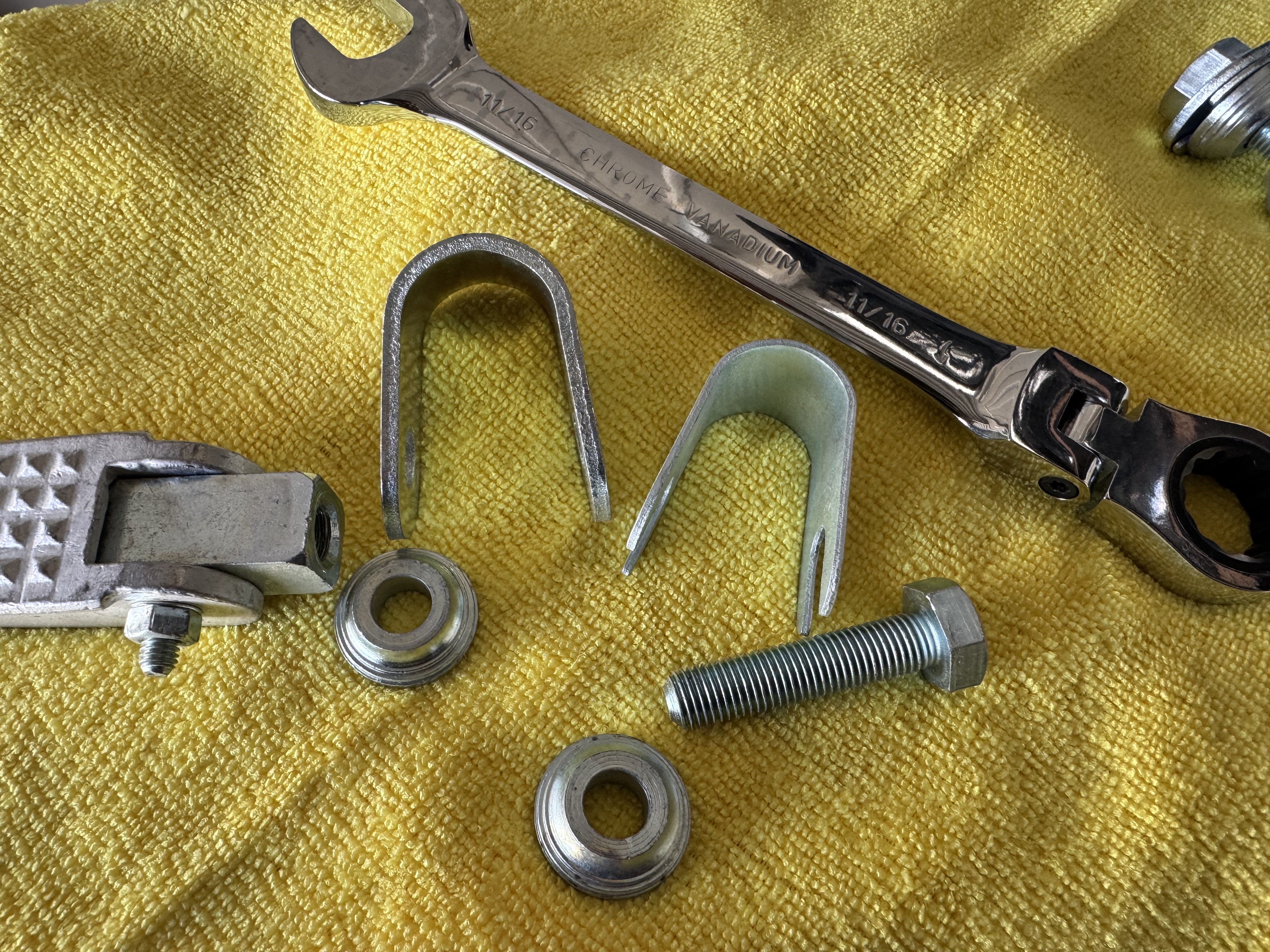 1インチと7/8インチのフレーム幅に対応するためのシム金具を含むクランプステップのボルト・ワッシャー類