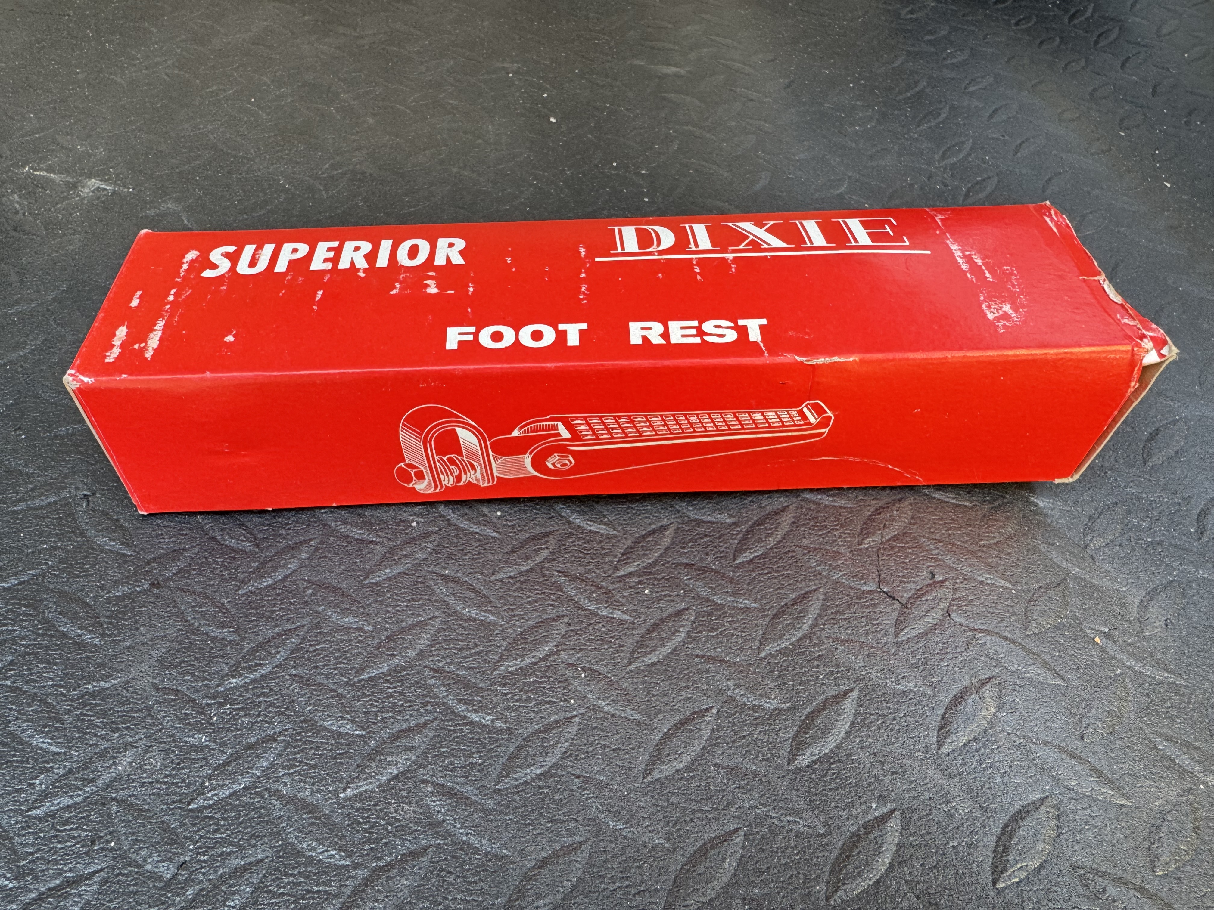 クランプ式ステップのイラストが描かれたDIXIE製フットレストのビンテージパッケージ