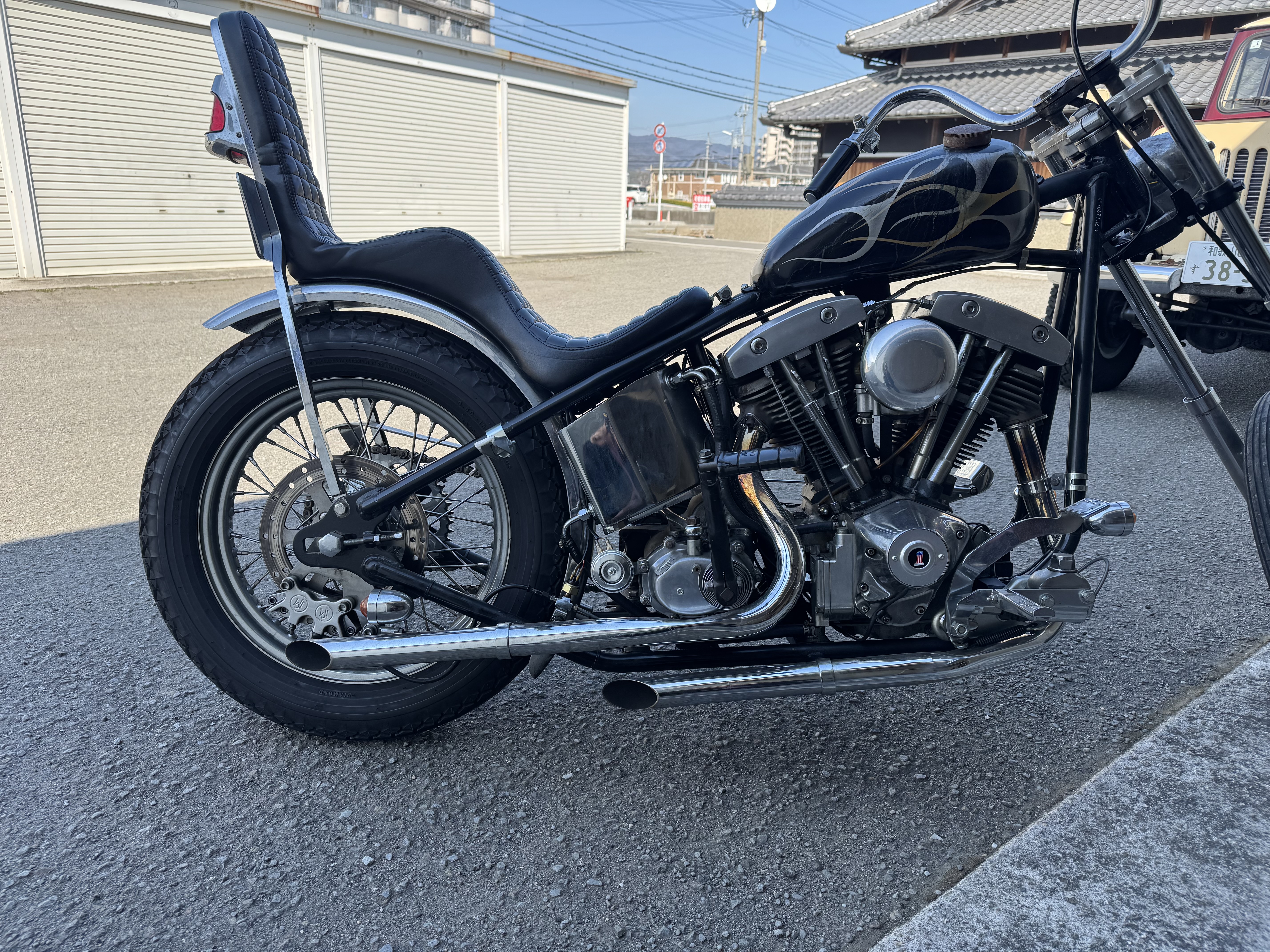 ショベルヘッドチョッパー右側。アンダーソンタイプのクランプステップを装着した全体像