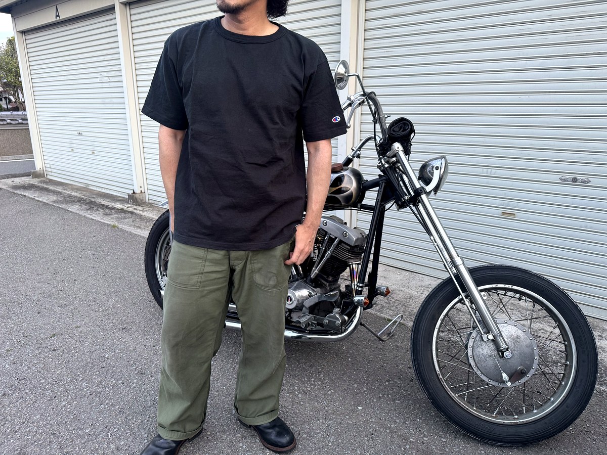 Champion T1011 ブラック半袖×ベイカーパンツ×エンジニアブーツのバイカーコーデ