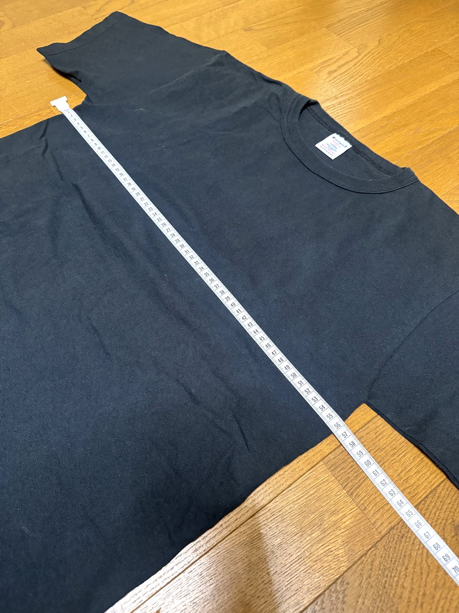 Champion T1011 ブラックLサイズの着丈をメジャーで実測した平置き寸法