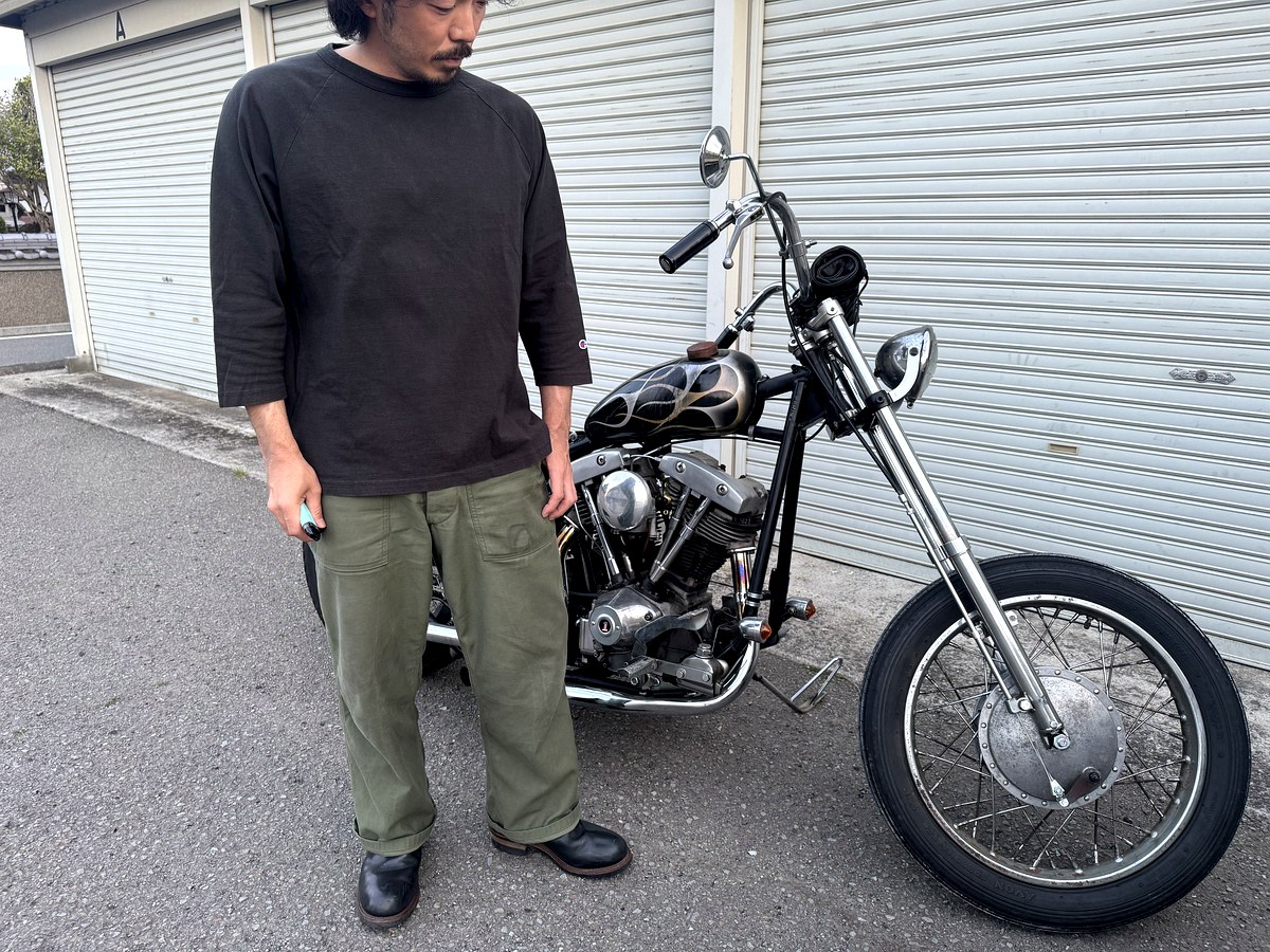 Champion T1011 ブラック七分丈ラグラン×ベイカーパンツ×エンジニアブーツのチョッパースタイル